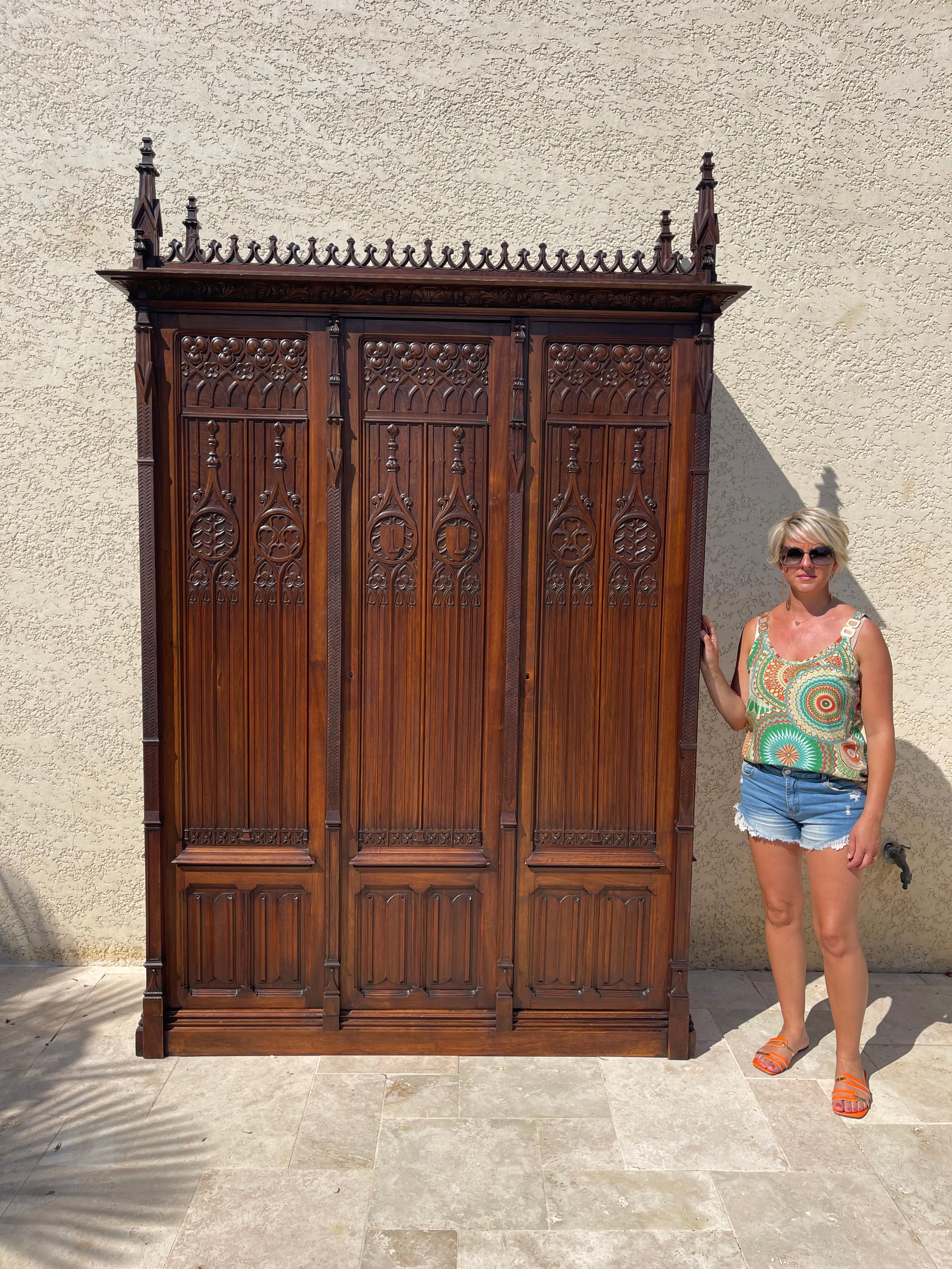 Gotischer Stil Nussbaum Kleiderschrank , XIX. Jahrhundert im Angebot 13