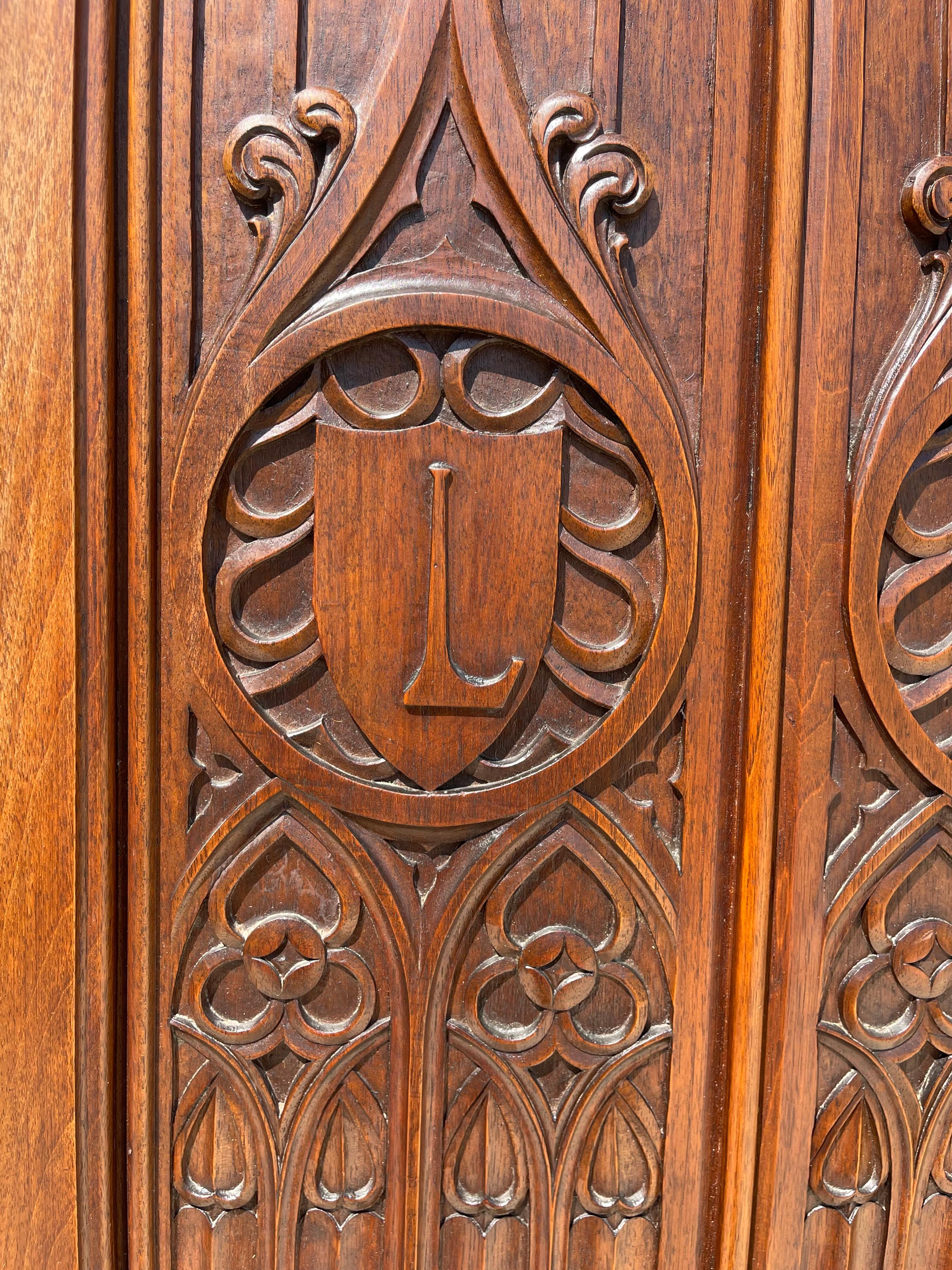 Gotischer Stil Nussbaum Kleiderschrank , XIX. Jahrhundert (Französisch) im Angebot