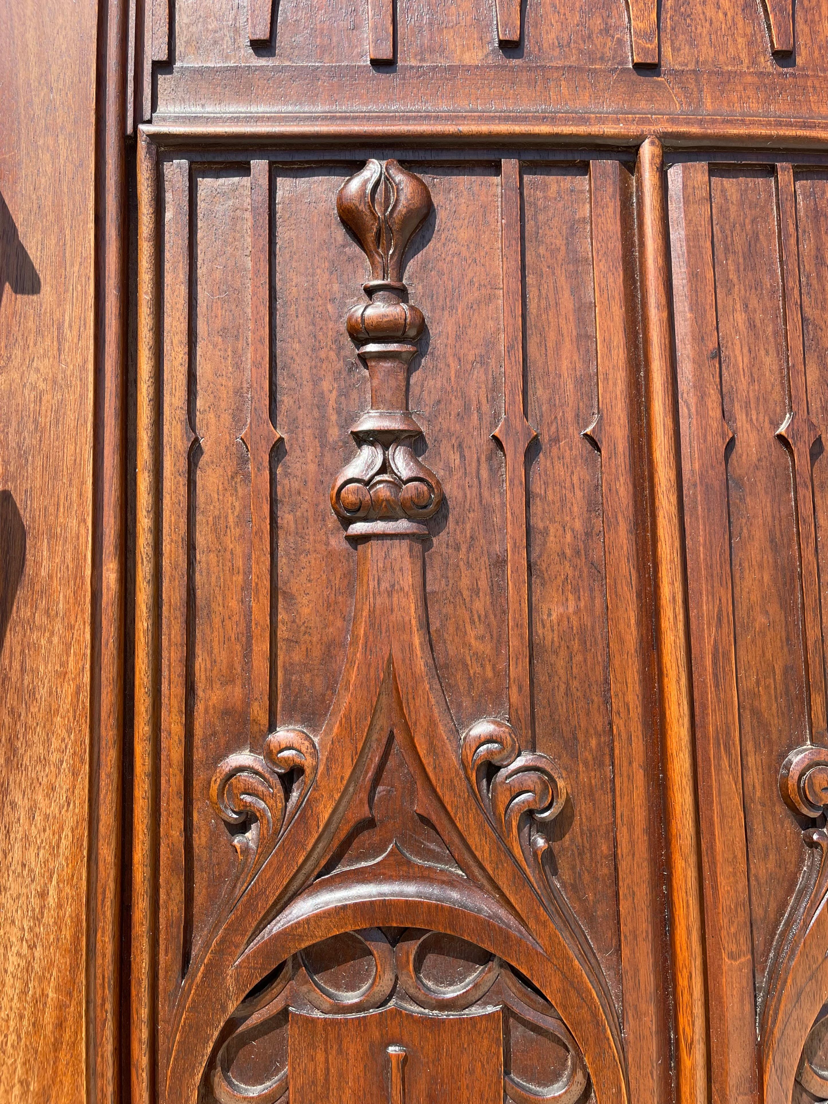 Gotischer Stil Nussbaum Kleiderschrank , XIX. Jahrhundert im Zustand „Gut“ im Angebot in Beaune, FR