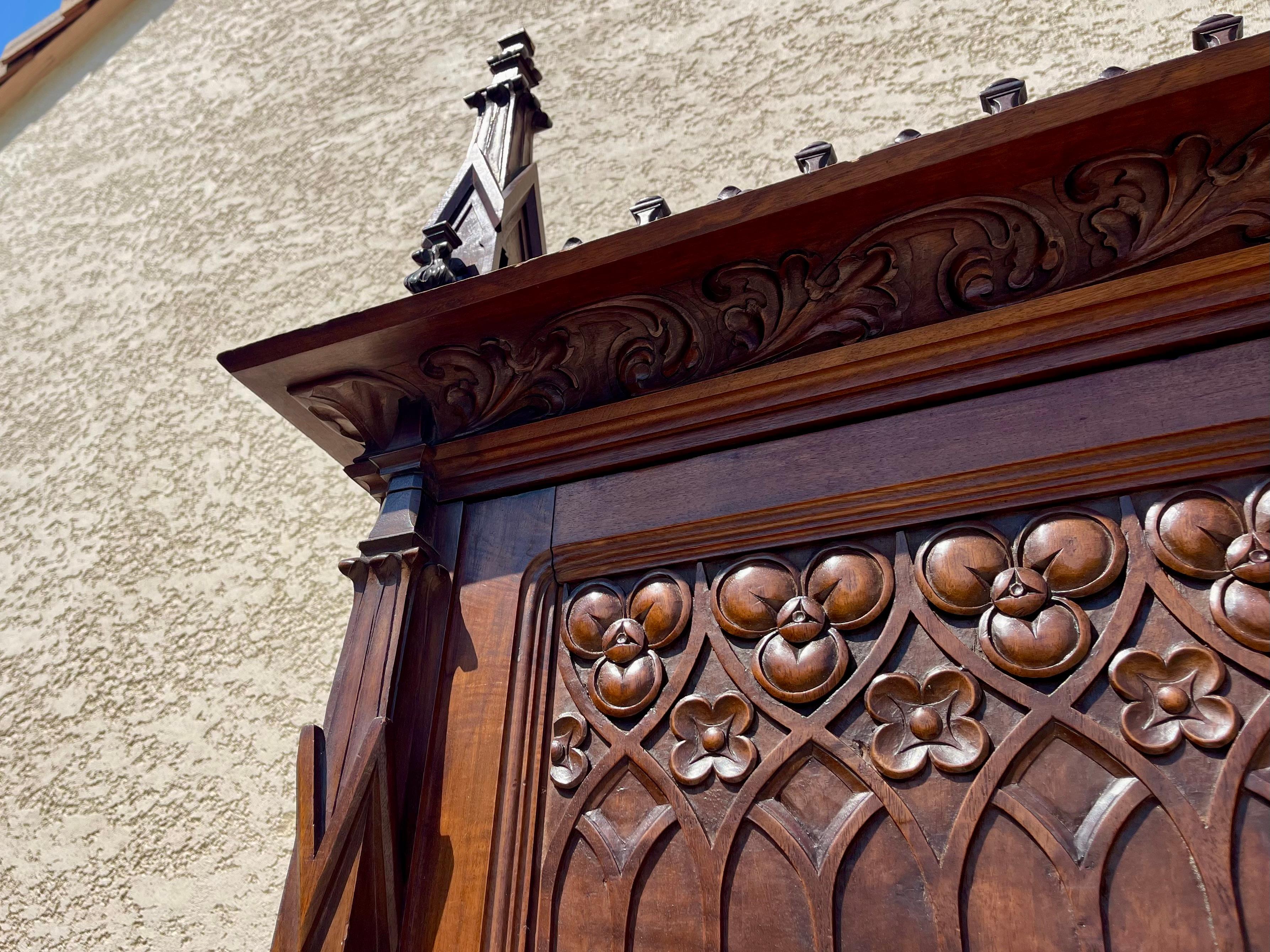 Gotischer Stil Nussbaum Kleiderschrank , XIX. Jahrhundert (Walnuss) im Angebot