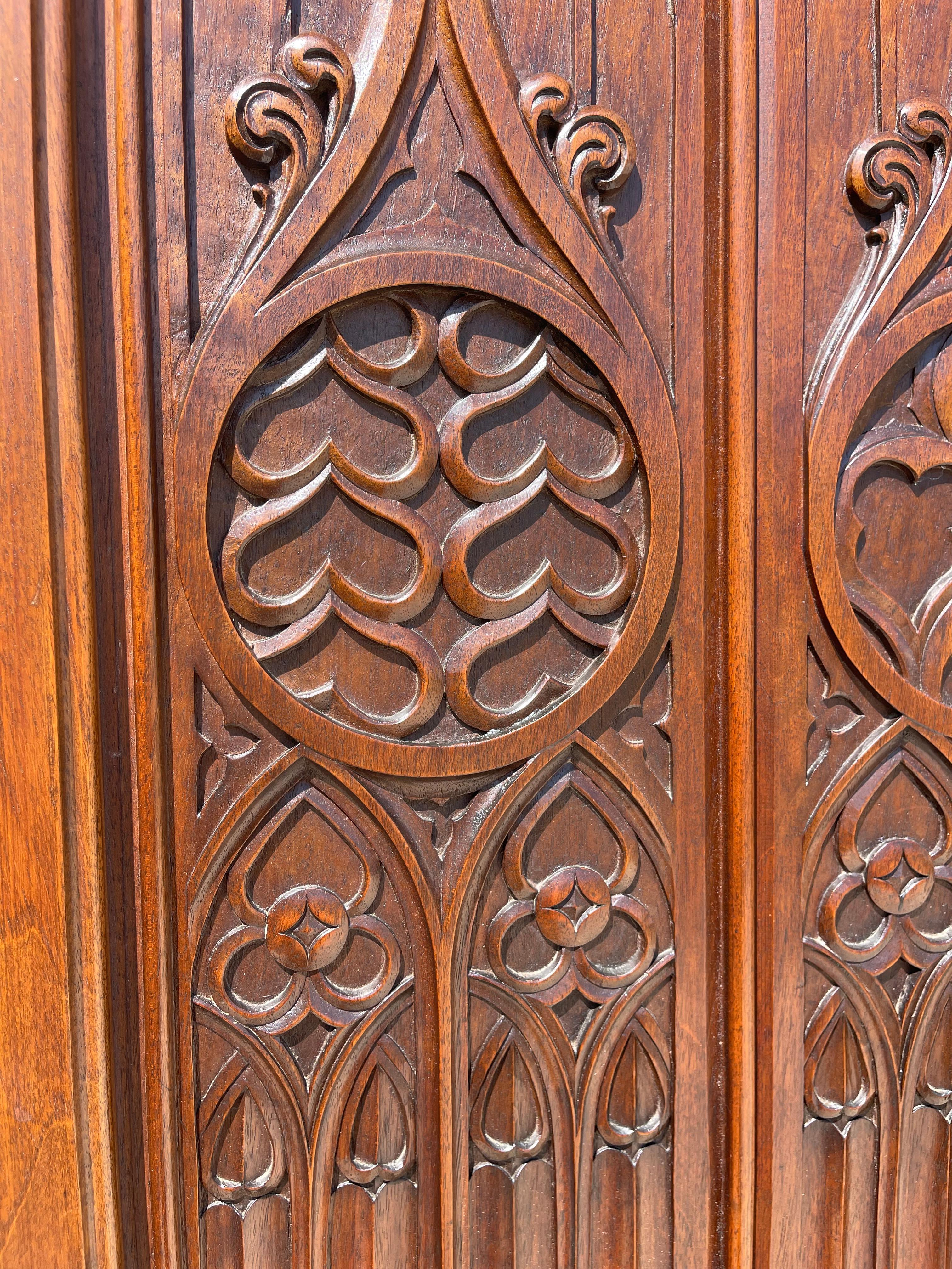 Gotischer Stil Nussbaum Kleiderschrank , XIX. Jahrhundert im Angebot 1