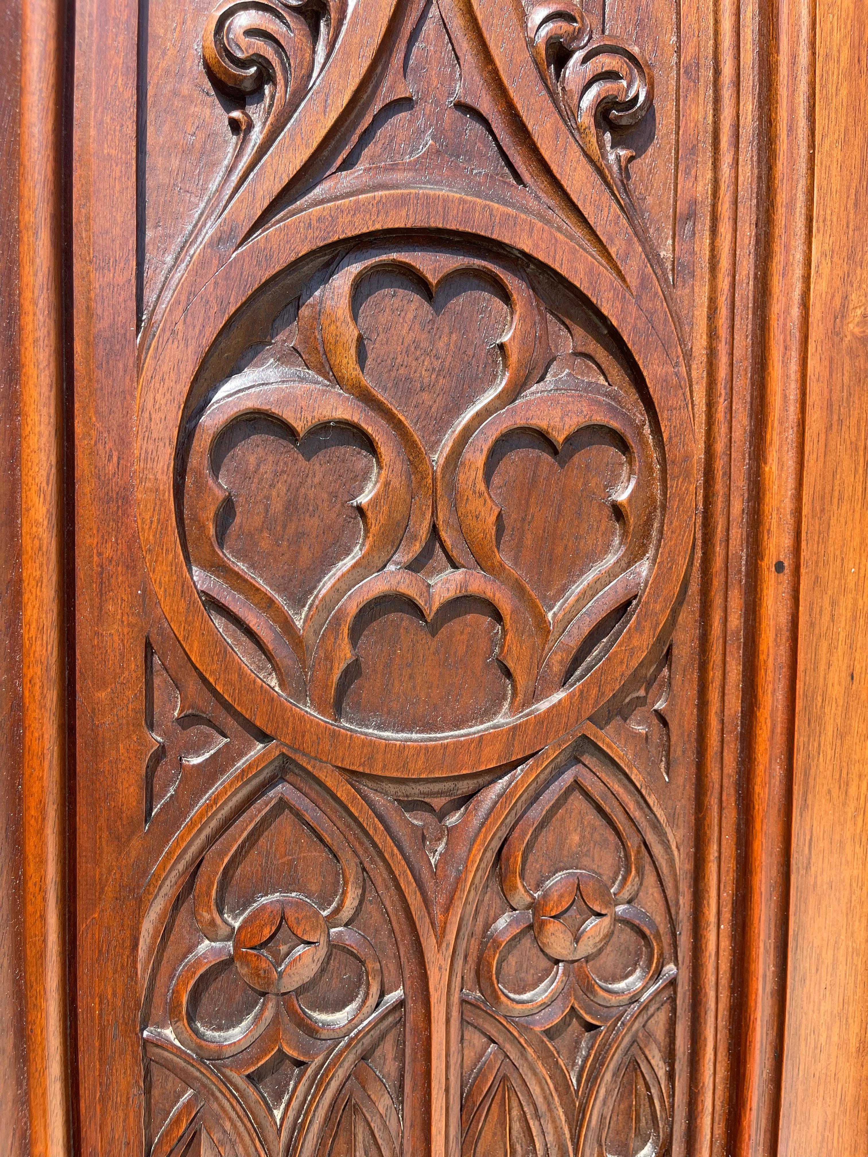 Gotischer Stil Nussbaum Kleiderschrank , XIX. Jahrhundert im Angebot 2