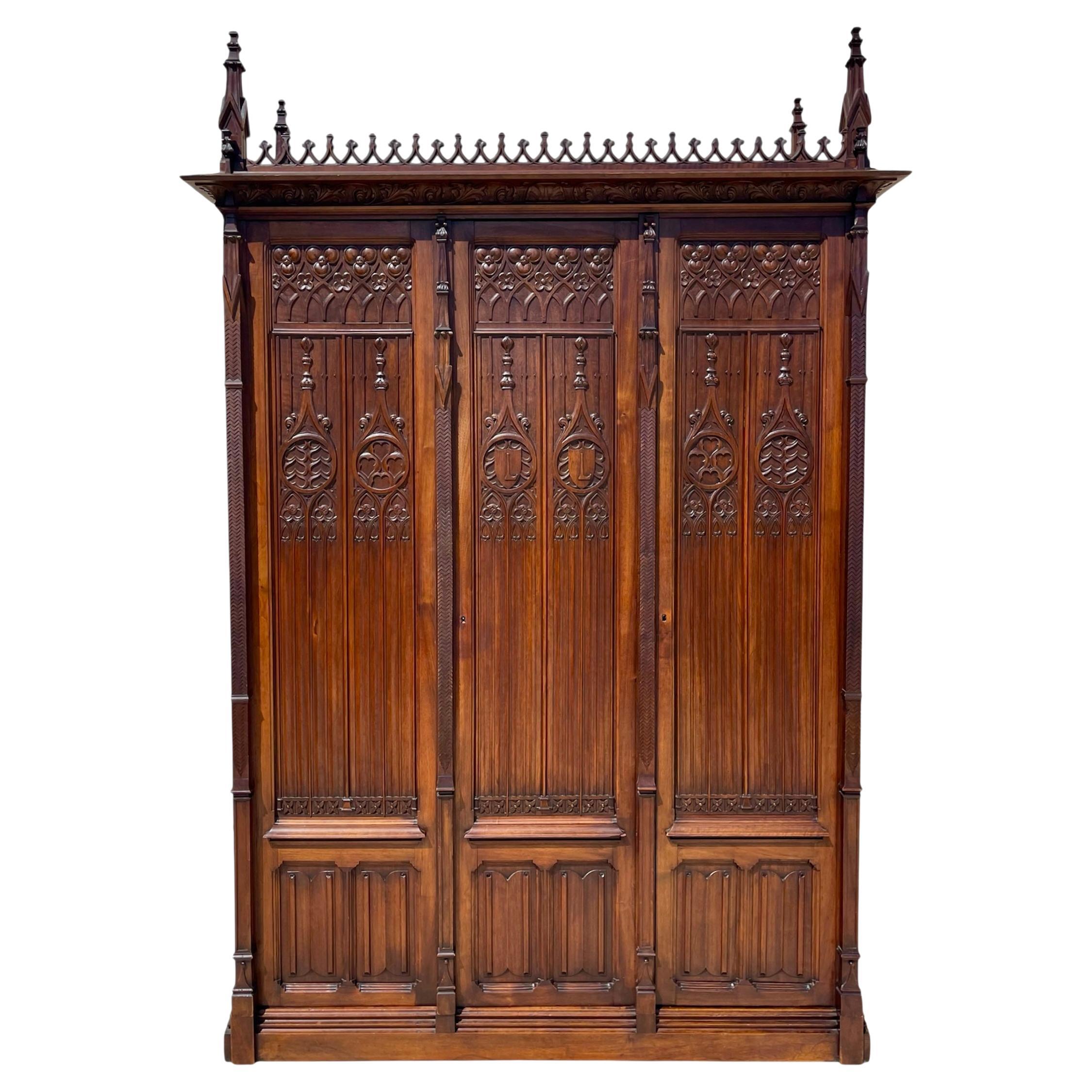 Gotischer Stil Nussbaum Kleiderschrank , XIX. Jahrhundert im Angebot