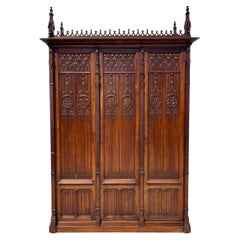 Gotischer Stil Nussbaum Kleiderschrank , XIX. Jahrhundert