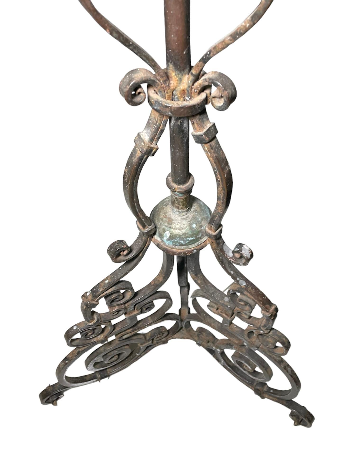 20ième siècle Porte-bougies/torchère en fer forgé de style gothique  en vente