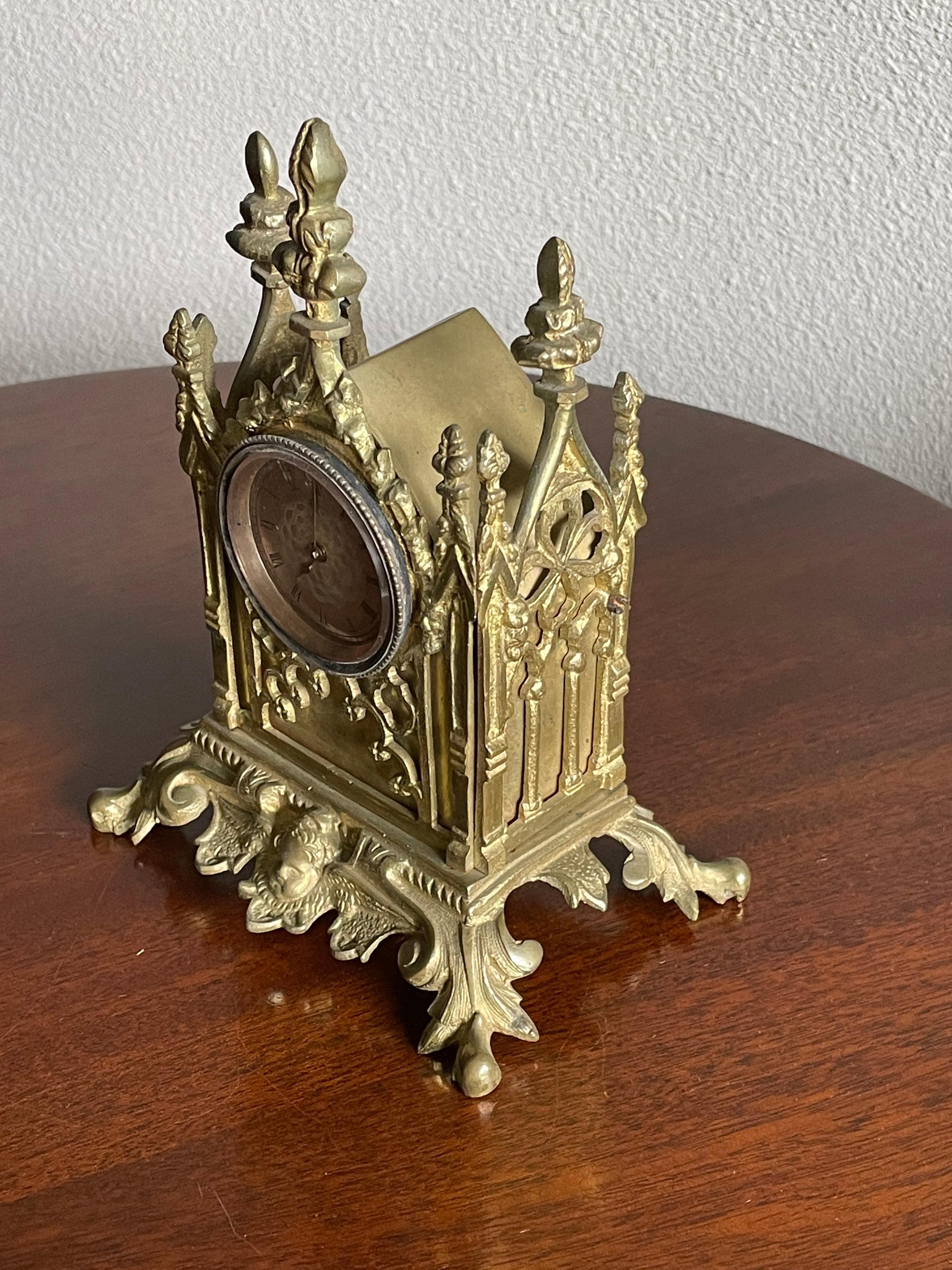 Tischuhr im gotischen Stil mit Atemberaubende antike Taschenuhr aus vergoldeter Bronze oder Gold im Angebot 5