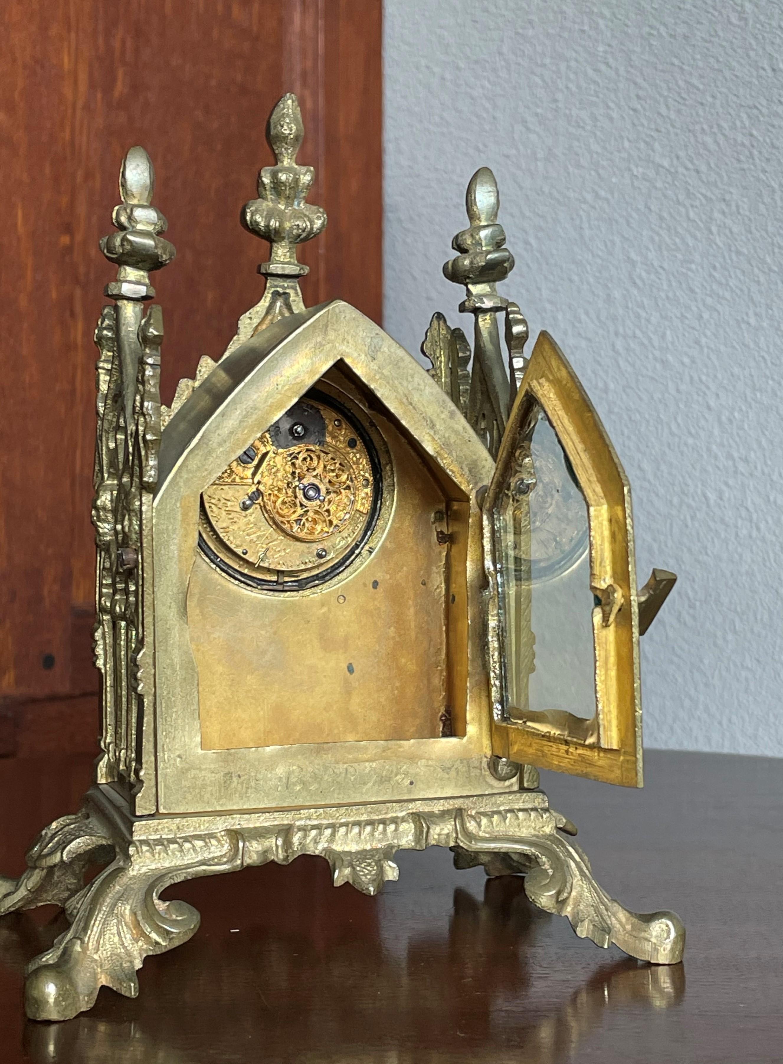 Néo-gothique Horloge de table gothique avec Superbe montre de poche d'antiquités en bronze doré ou or en vente