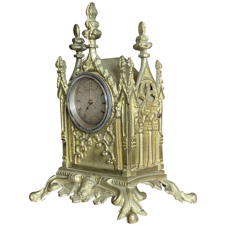 Tischuhr im gotischen Stil mit Atemberaubende antike Taschenuhr