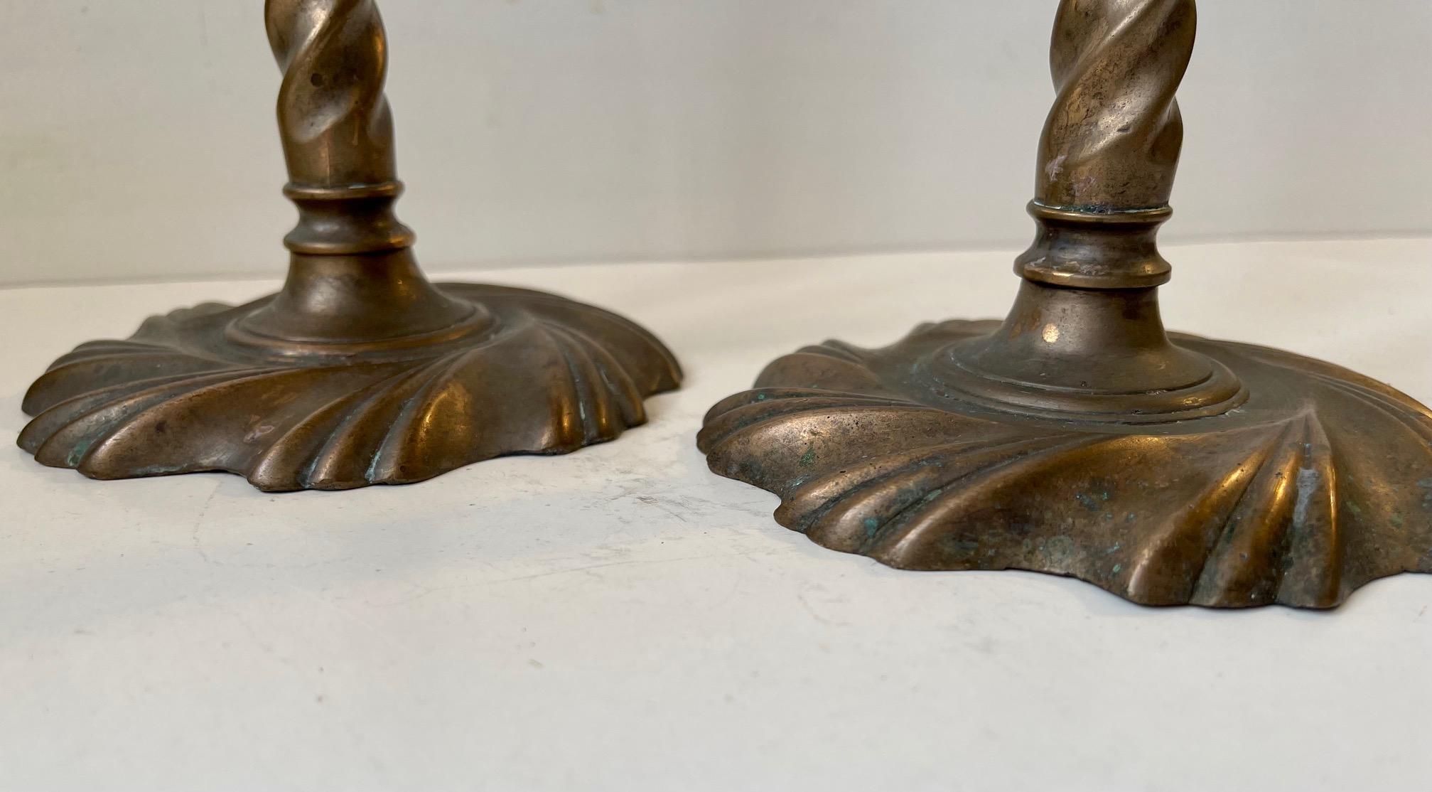 Gotische gedrehte Säulen-Kerzenständer aus Bronze, 19. Jahrhundert, 2er-Set im Angebot 4