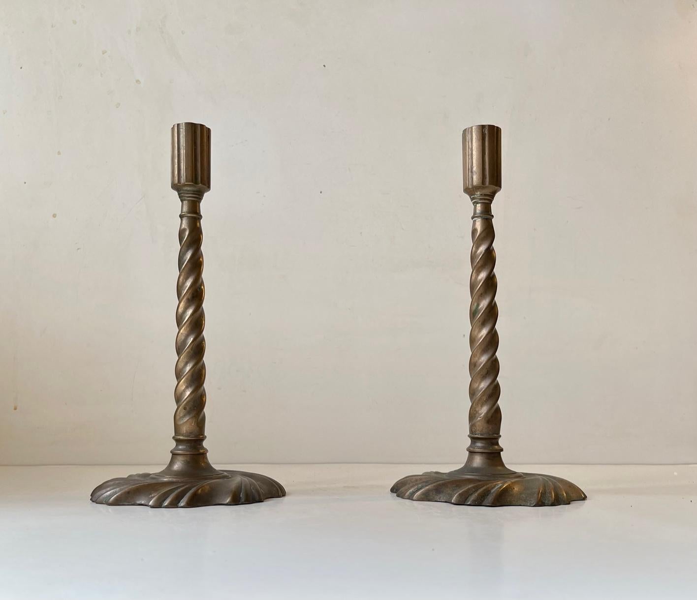Gotische gedrehte Säulen-Kerzenständer aus Bronze, 19. Jahrhundert, 2er-Set im Angebot 2