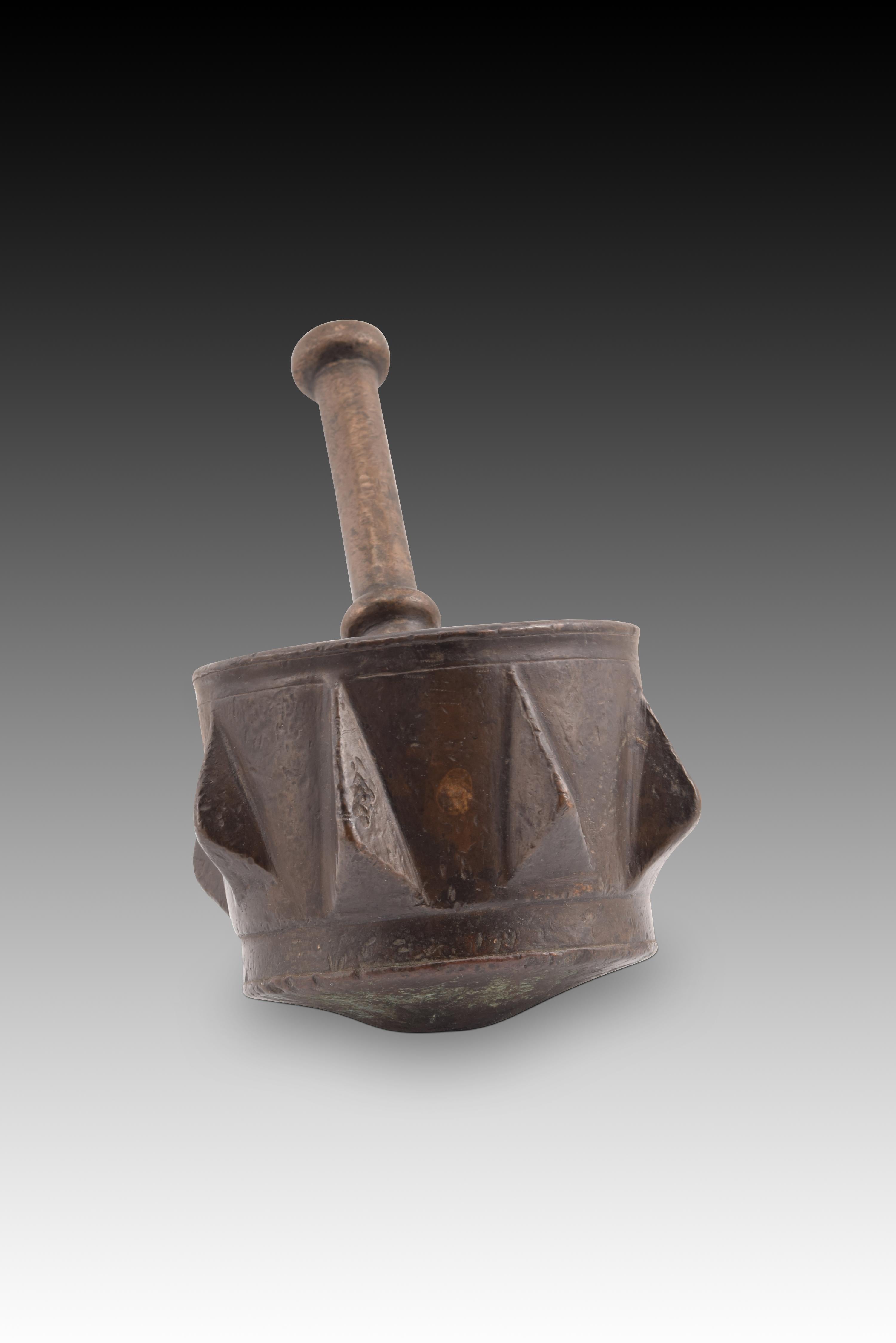 Mortero con pilón de tipo gótico. Bronce. Spanish School, siglo XVI.
 Mortero tubular de bronce decorado exteriormente con dos bandas planas arriba y abajo, flanqueando una composición de nervios triangulares con uno de sus vértices hacia arriba.
