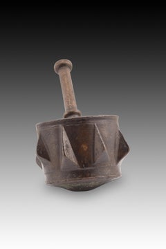 Mortero con pilón de tipo gótico. Bronce. Spanish School, siglo XVI.