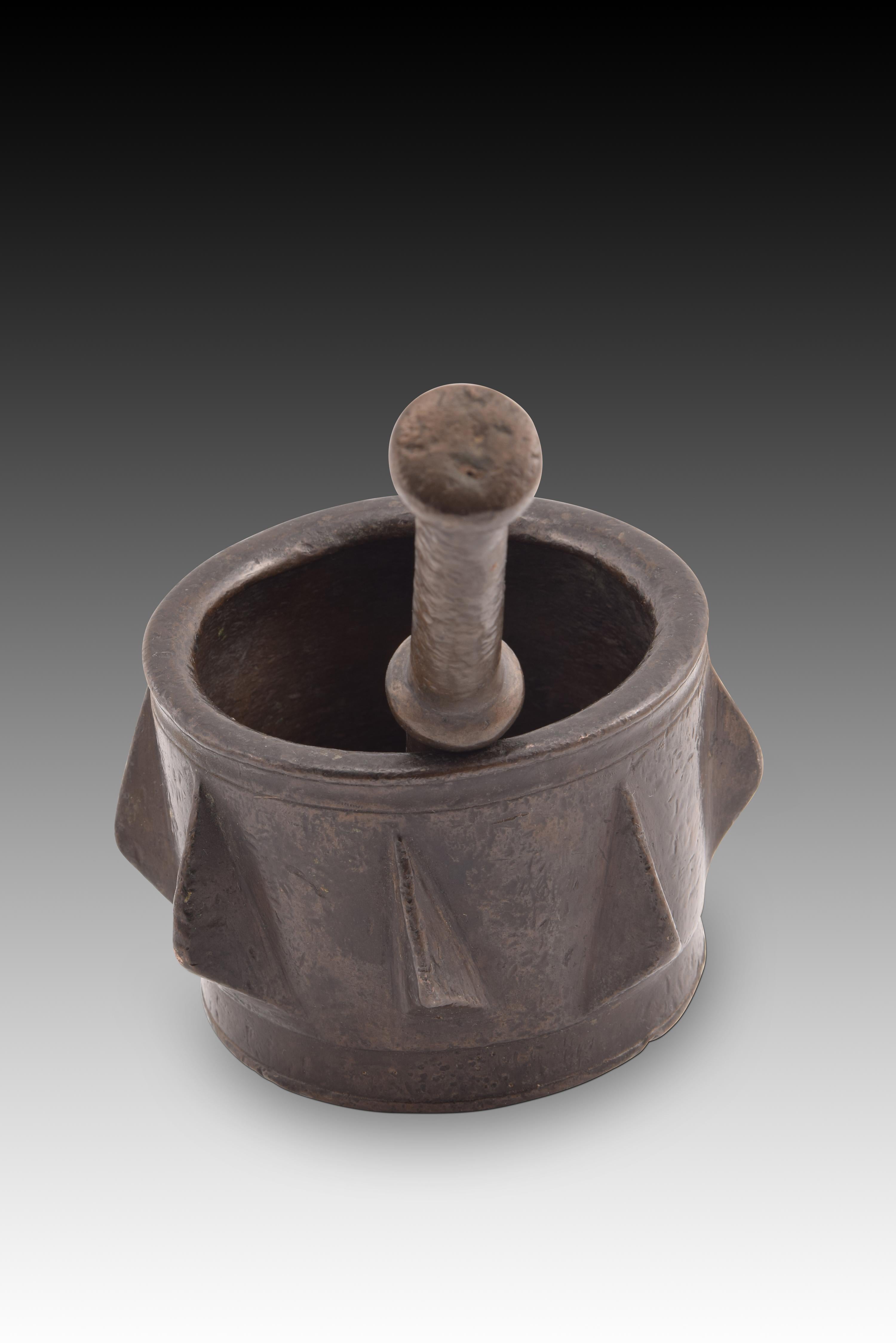 Mortero con pilón de tipo gótico. Bronce. Spanish School, siglo XVI. Español