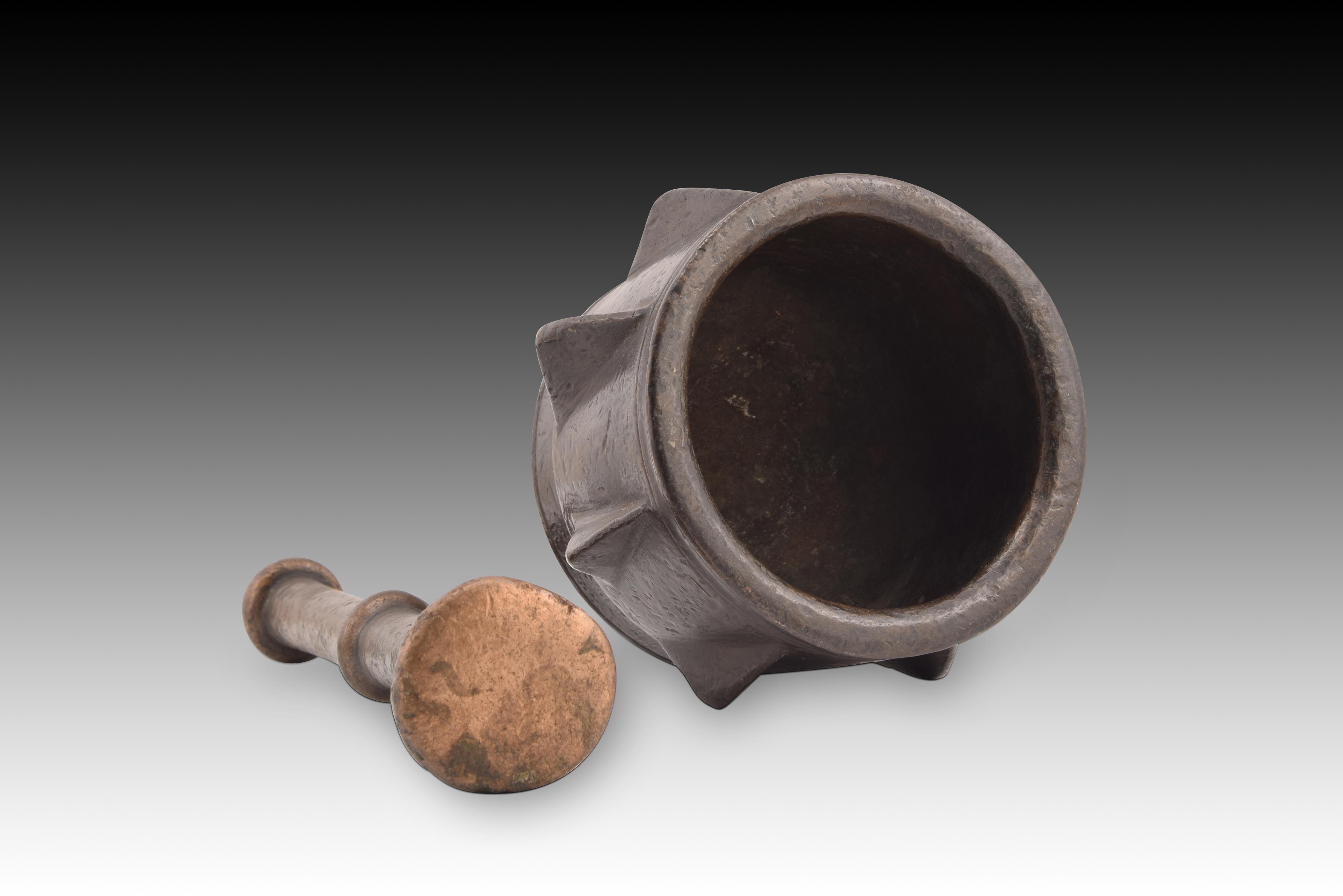 Mortero con pilón de tipo gótico. Bronce. Spanish School, siglo XVI. 1