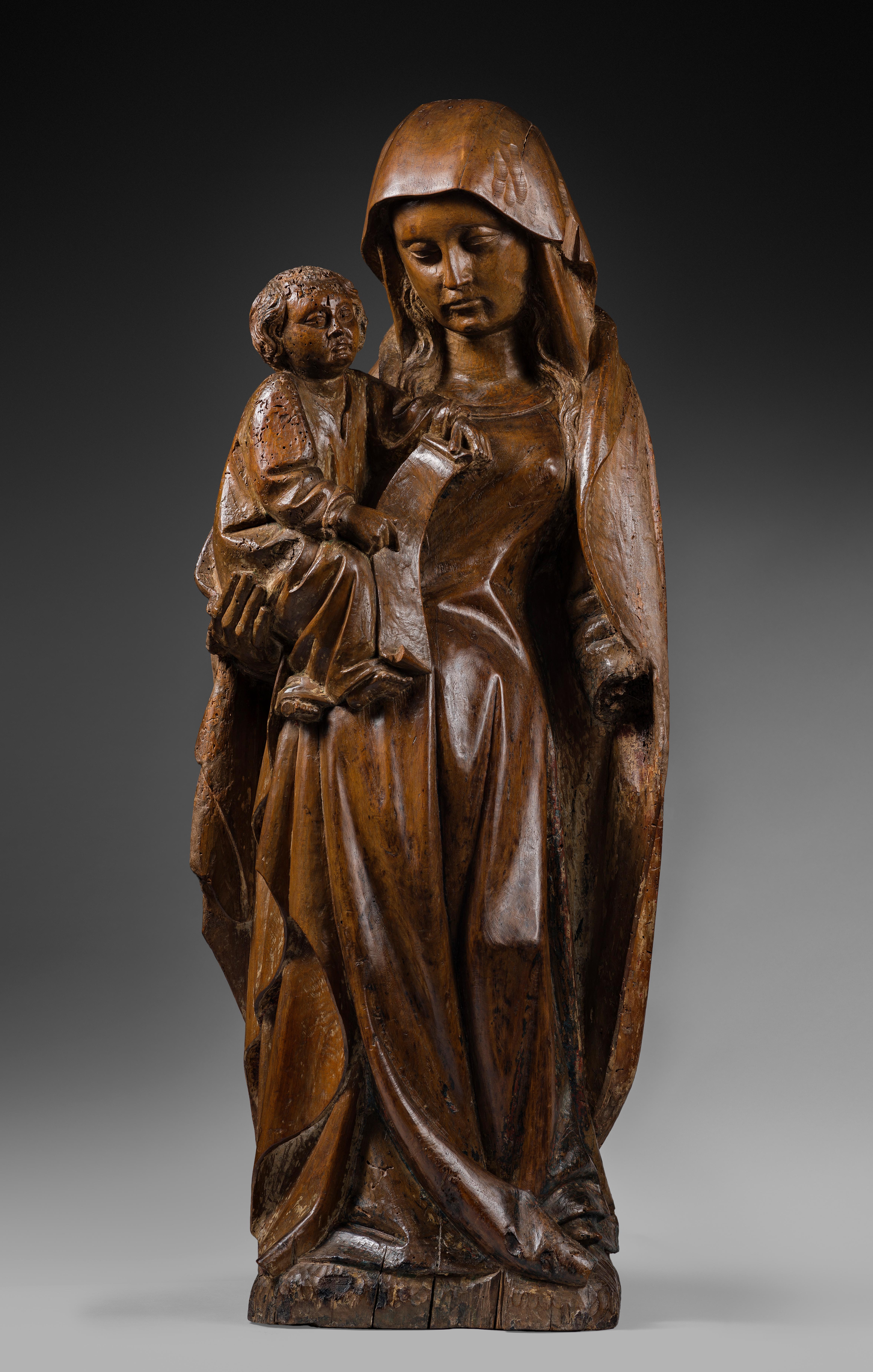 This Virgin and Child is wearing clothes with a limited number of folds and showing a thickness characteristic of the Burgundy region. As a result of the presence in the region of the Flemish sculptor Claus Sluter, realizing in Dijon “The Well de