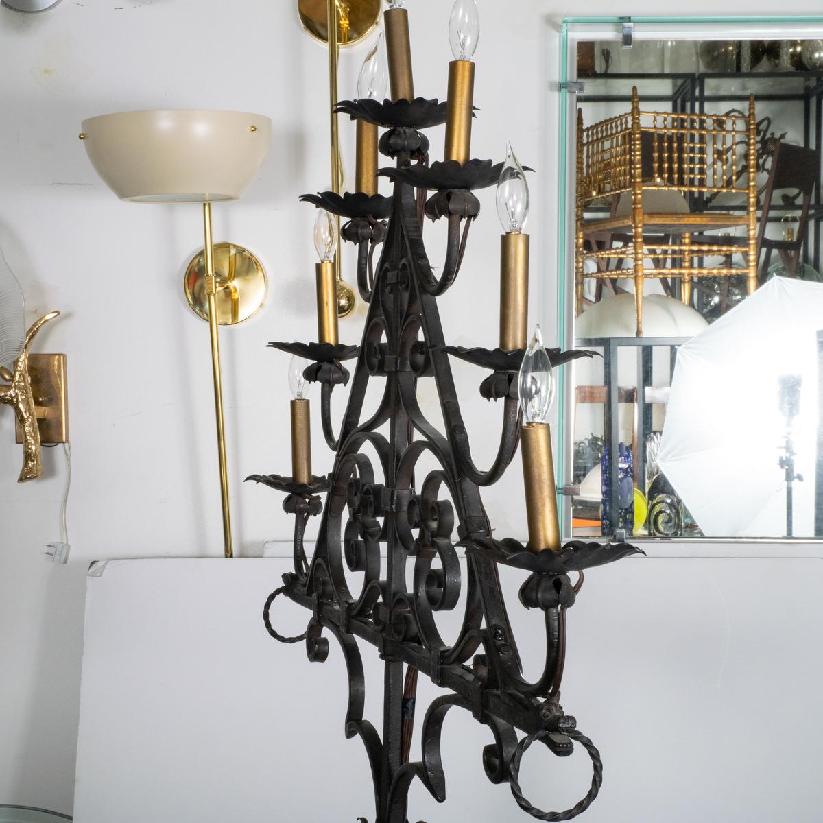Lampada da terra gotica a candelabro in ferro battuto in vendita 4