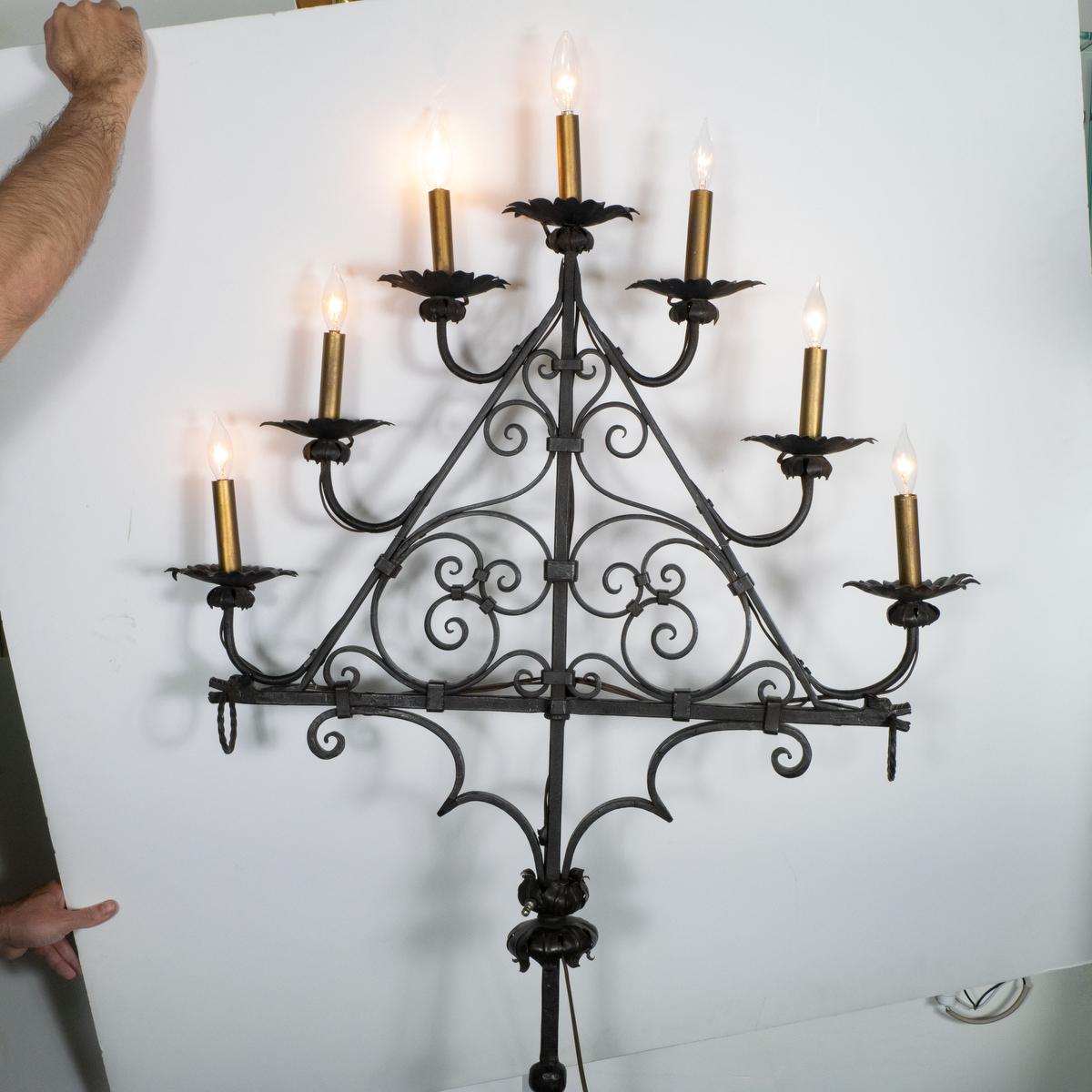 Lampada da terra gotica a candelabro in ferro battuto in vendita 6