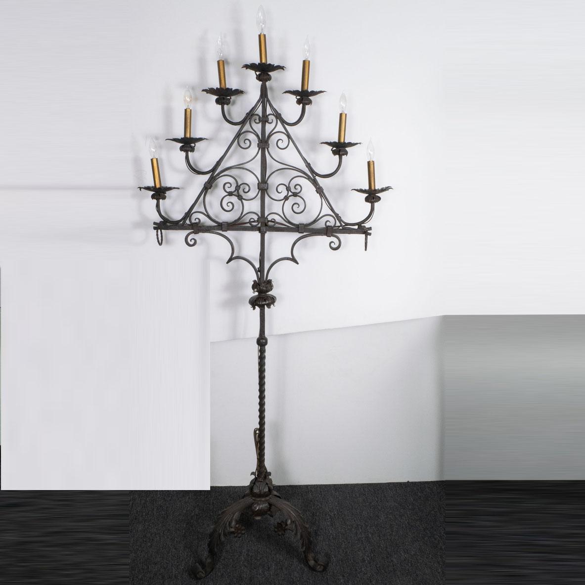 Lampada da terra gotica in ferro battuto in stile candelabro.