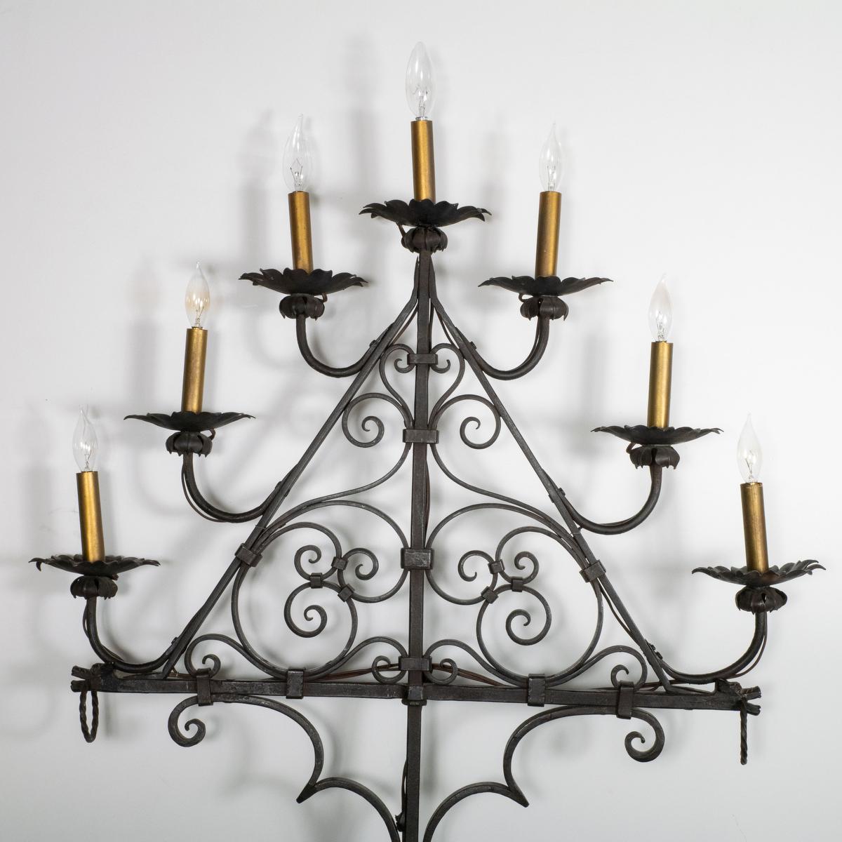 Spagnolo Lampada da terra gotica a candelabro in ferro battuto in vendita