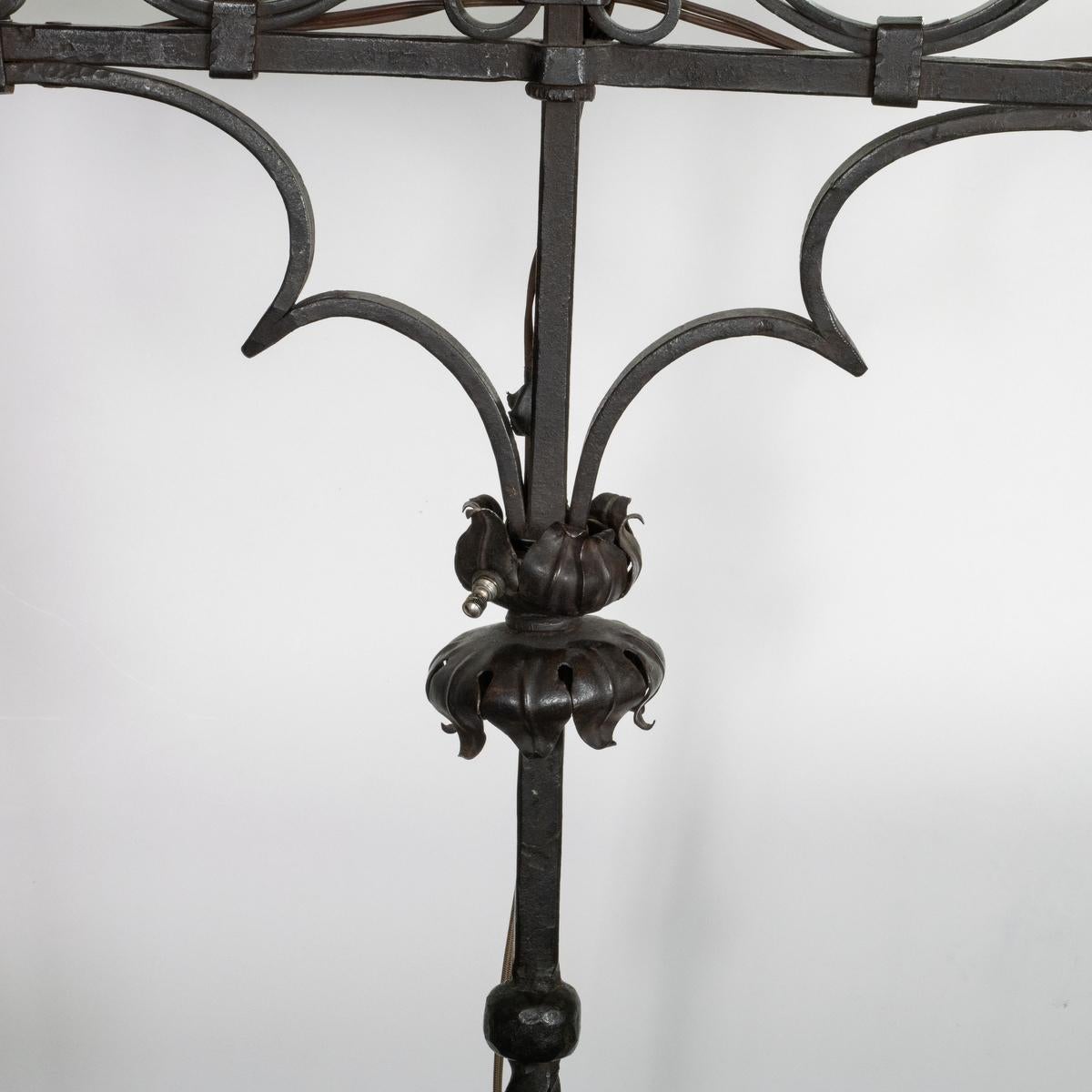 Metà XX secolo Lampada da terra gotica a candelabro in ferro battuto in vendita