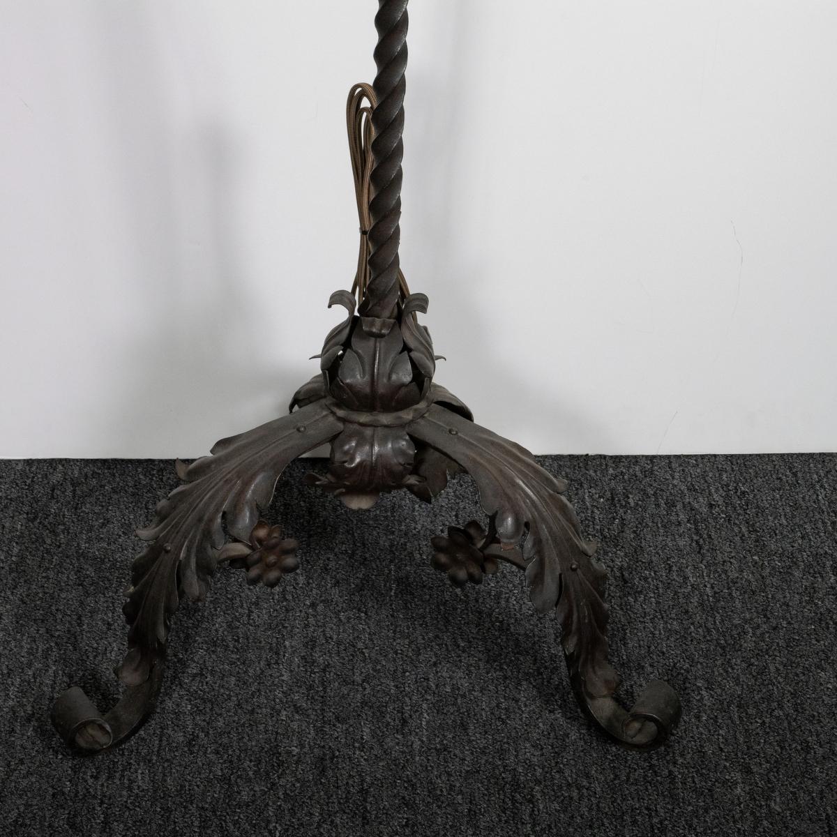 Ferro battuto Lampada da terra gotica a candelabro in ferro battuto in vendita