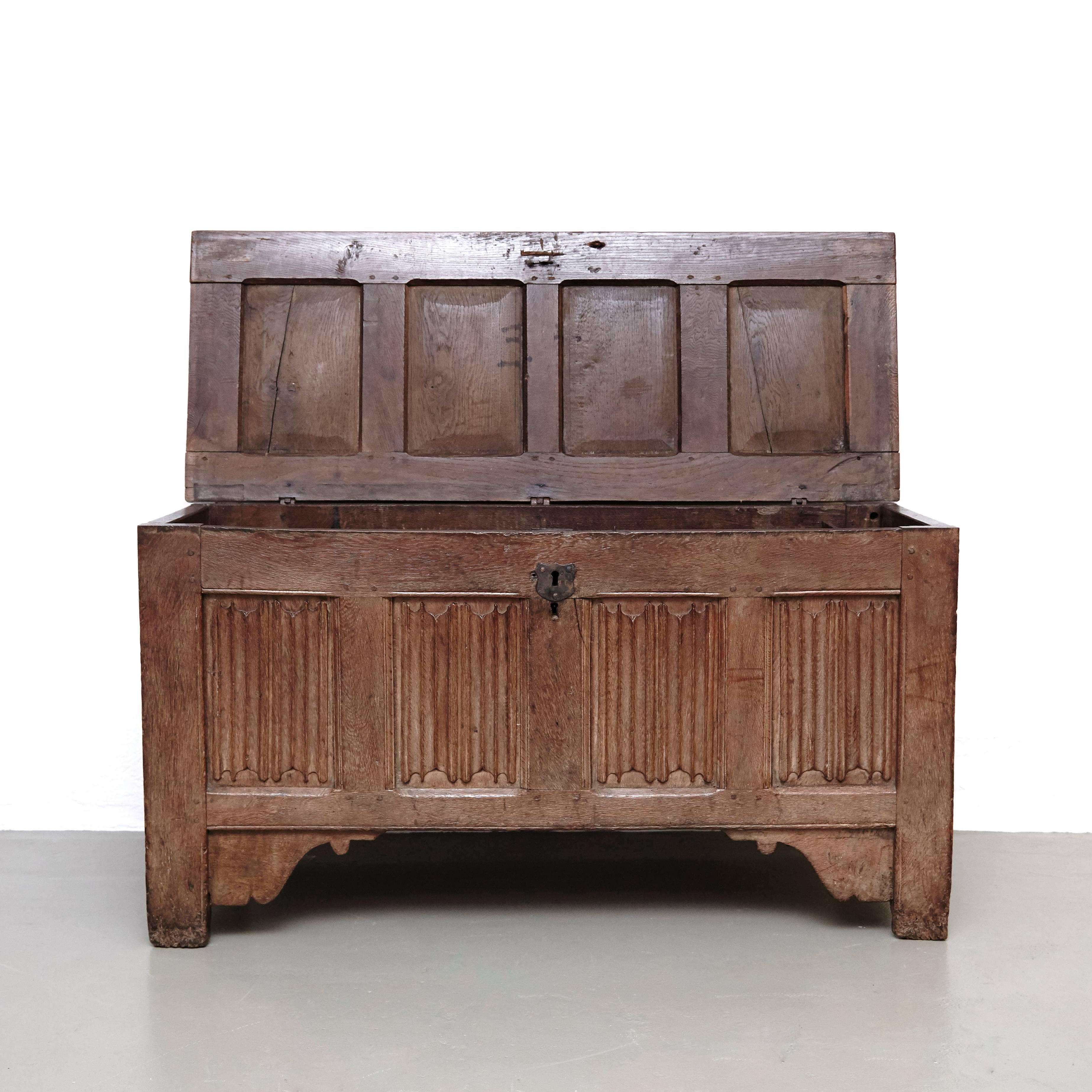Gothic 16th Century Wood Chest In Good Condition In Barcelona, Barcelona
