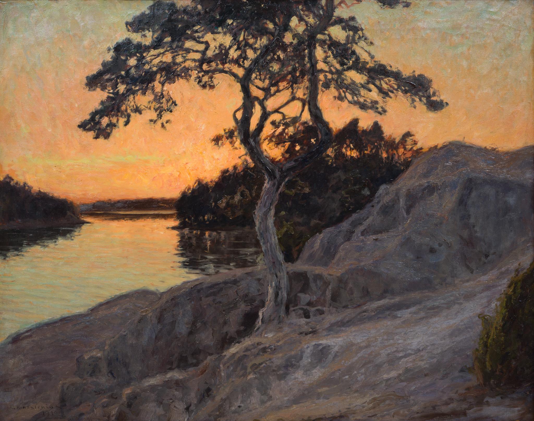 La vista da Månberget al tramonto, catturata da Gottfrid Kallstenius in questo dipinto a olio del 1912, mostra una calda luce dorata su Silhouette, incorniciata dalla sagoma di un pino nodoso e dalle coste rocciose. Il lato sinistro della