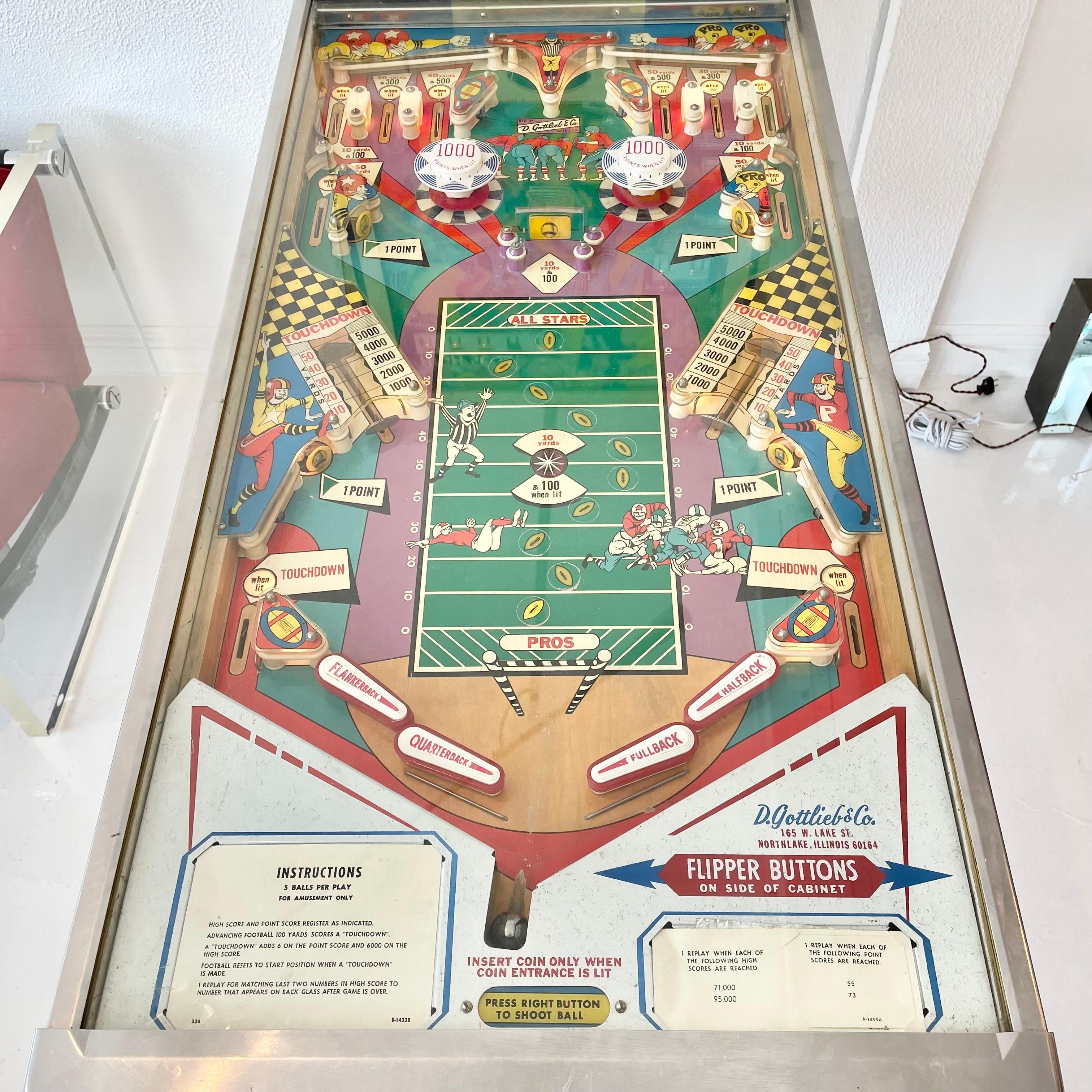 Gottlieb's Pro Football Pinball Arcade Game 1973 In Good Condition In Los Angeles, CA