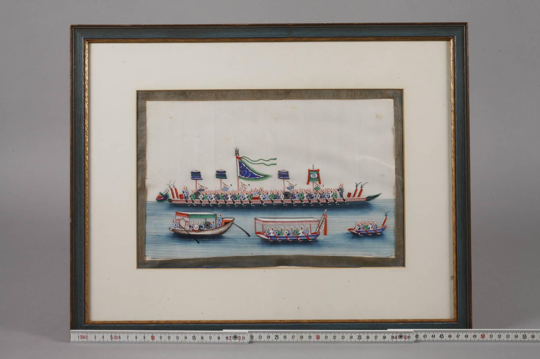 Une belle représentation du bateau-dragon impérial chinois en mer. Le fabricant et l'année de production sont inconnus, mais il est probable qu'il s'agisse du XIXe siècle. L'œuvre d'art est une gouache sur papier de riz. Cadre moderne. 

Condition