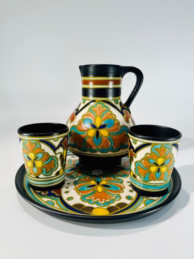 Unglaubliche GOUDA holländischen multicolor Keramik Wasser-Set von einem Teller, Krug und zwei Gläser Jugendstil um 1900 perfekt alle.