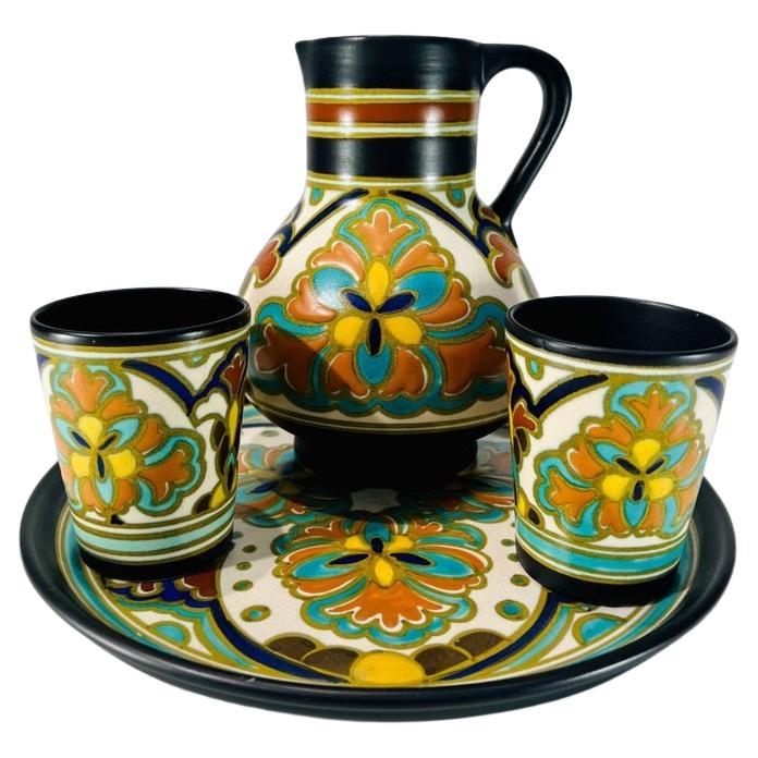 GOUDA holländisches mehrfarbiges polychromes Jugendstil-Porzellan-Wasserset um 1900 im Angebot