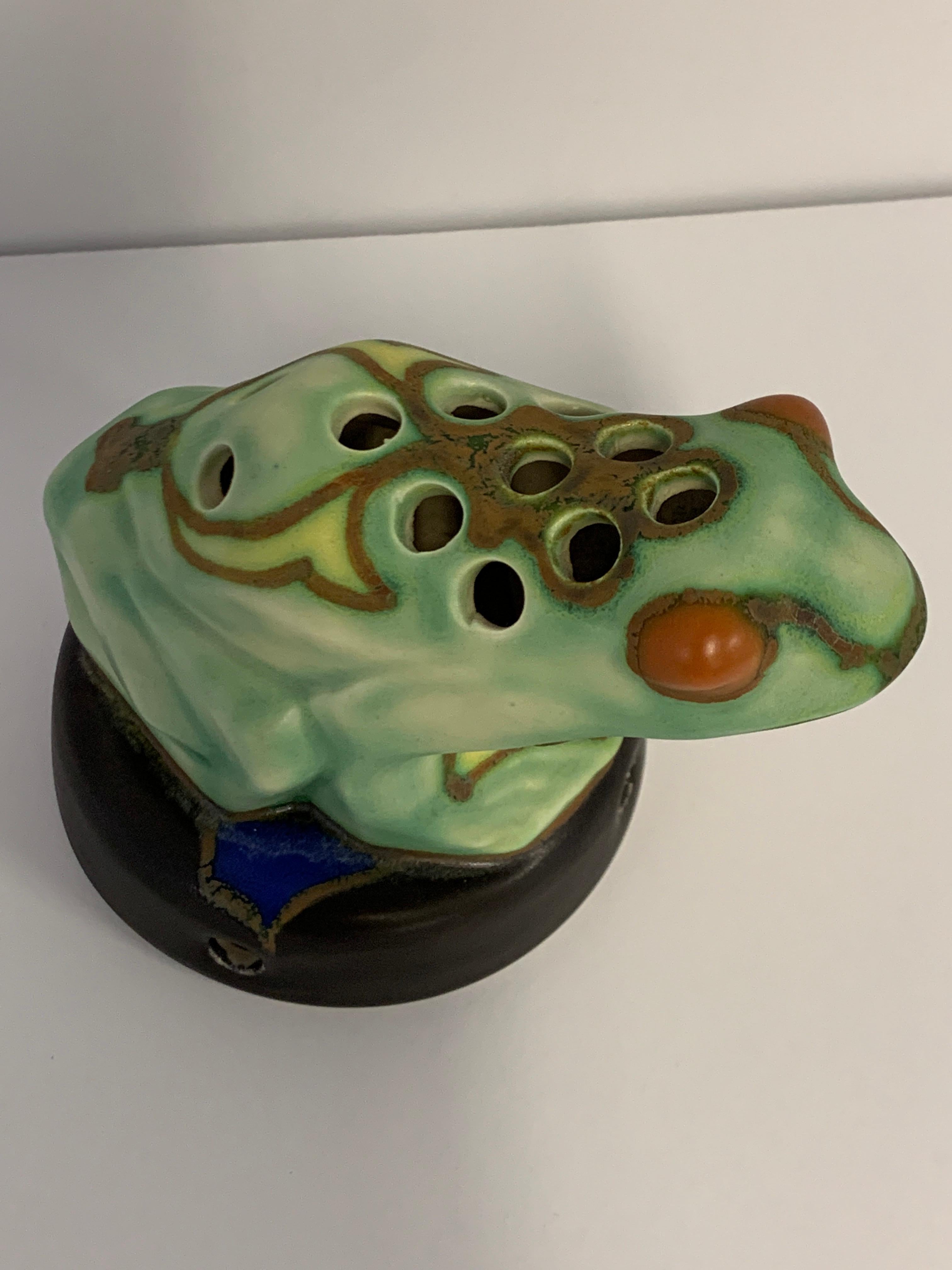 A nice vibrant pottery frog by Gouda of Holland. It is marked on the base Ravorige Koniklijk Goedewaagen Gouda Holland 670. In Good condition with age appropriate wear and minor imperfections.
