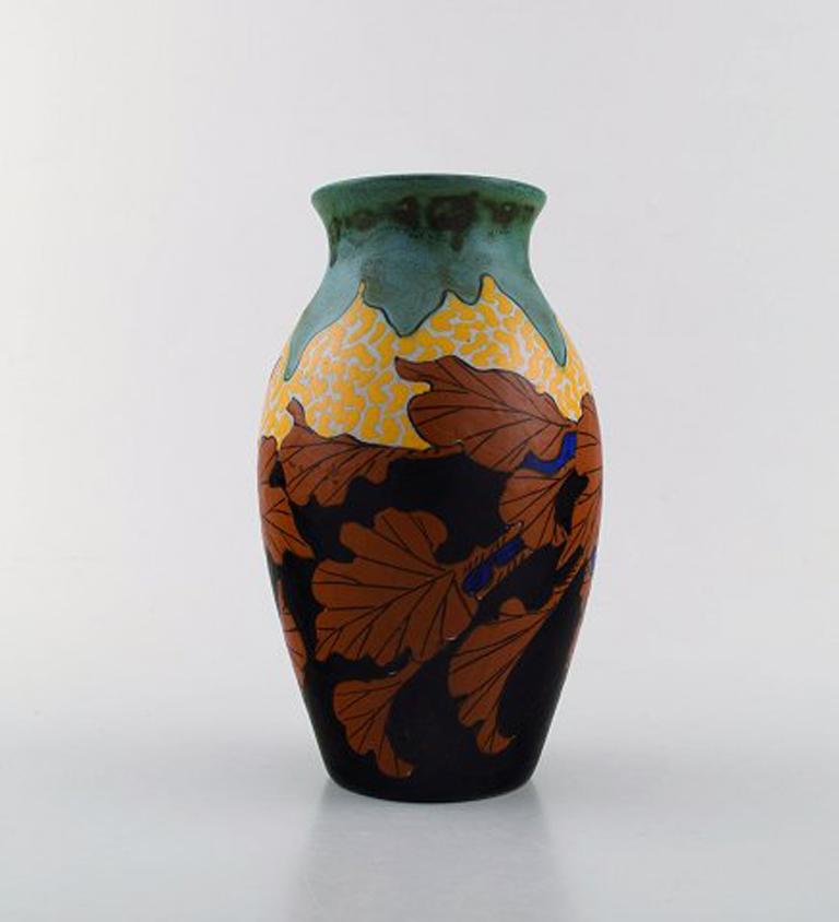 Gouda. Hand painted Art Nouveau vase, The Netherlands, 1920s.
In very good condition.
Stamped.
Measures: 18.5 x 11 cm.