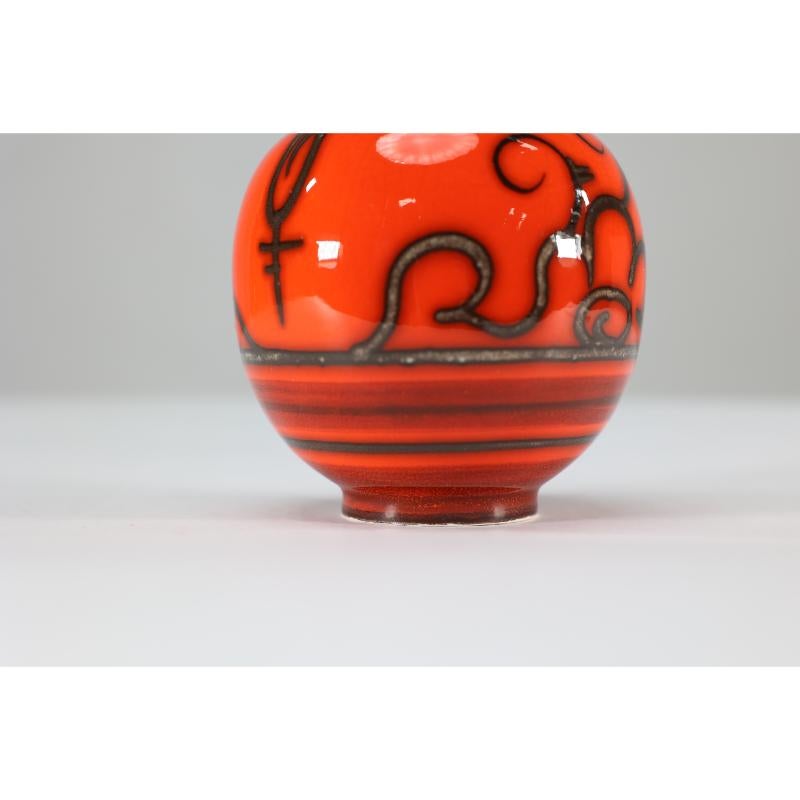 Gouda Holland. A Flora Tokio vase model 920 For Sale 4