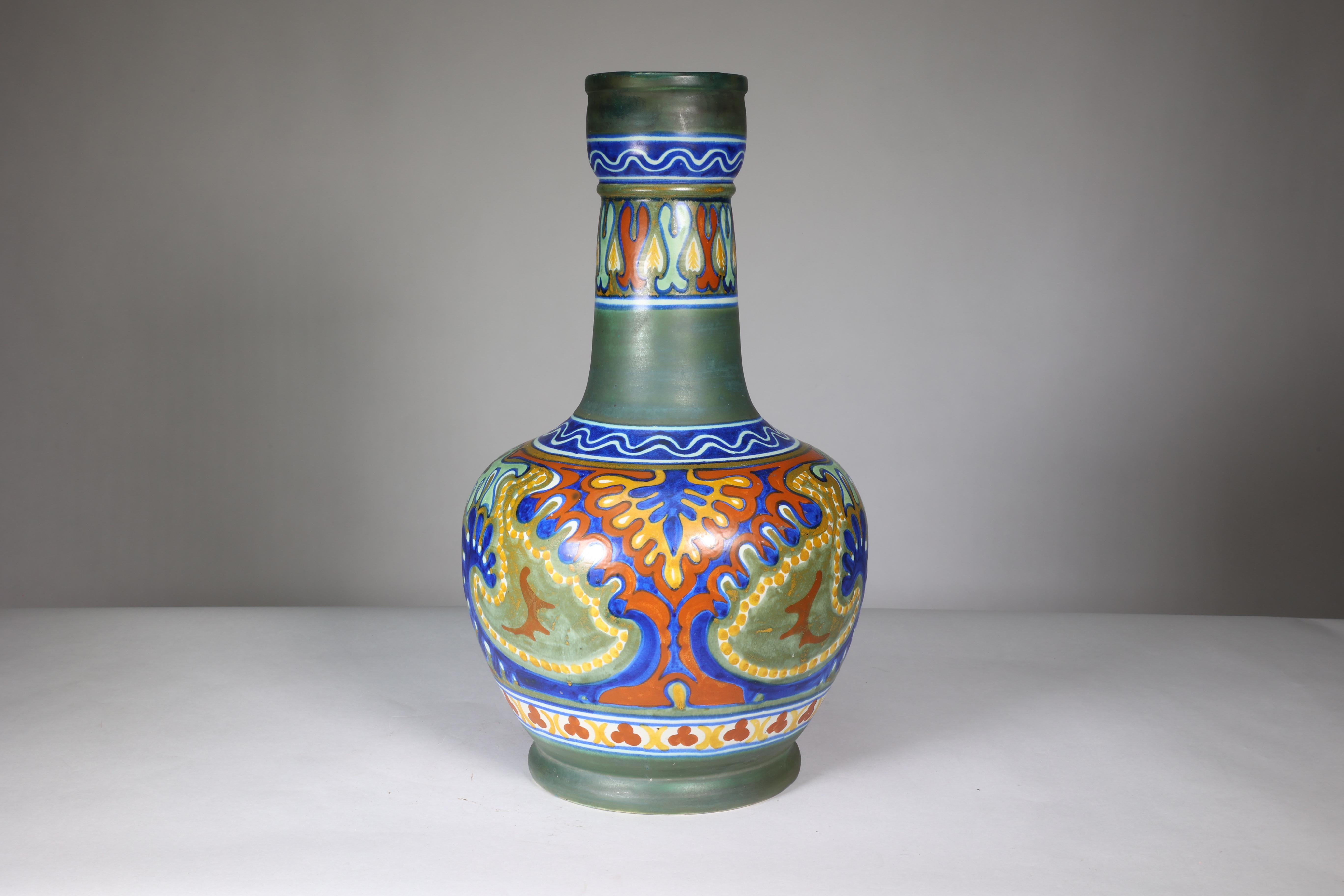 Gouda Holland. 
Eine frühe und massive rhodische Vase mit dem Datierungsbuchstaben E für 1902 und dem eingravierten R für Bernardus Römer.
