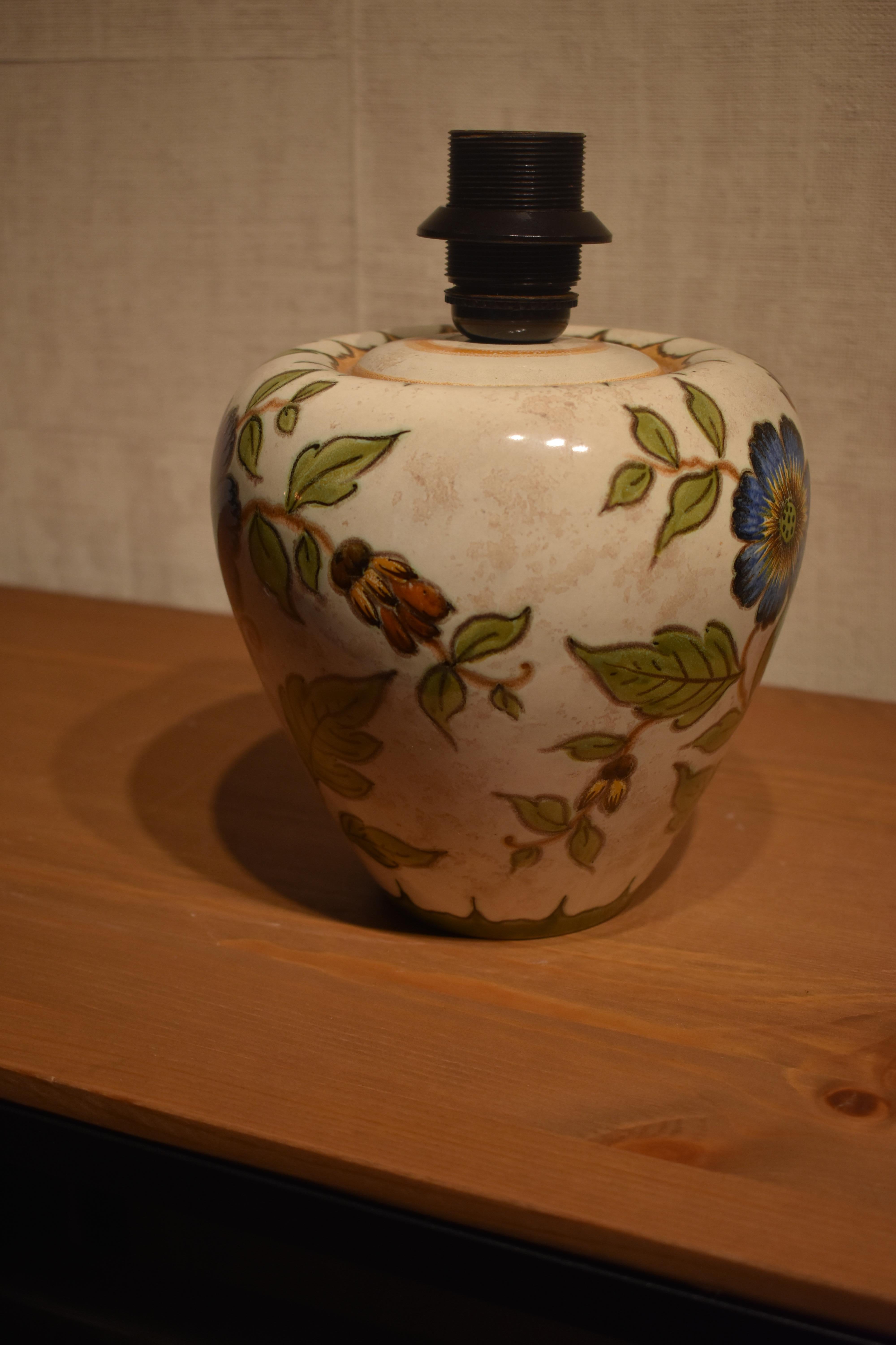 FINAL SALE Gouda Holland Dutch Hand Painted Flower Table Lamp In Excellent Condition For Sale In Amsterdam, NL