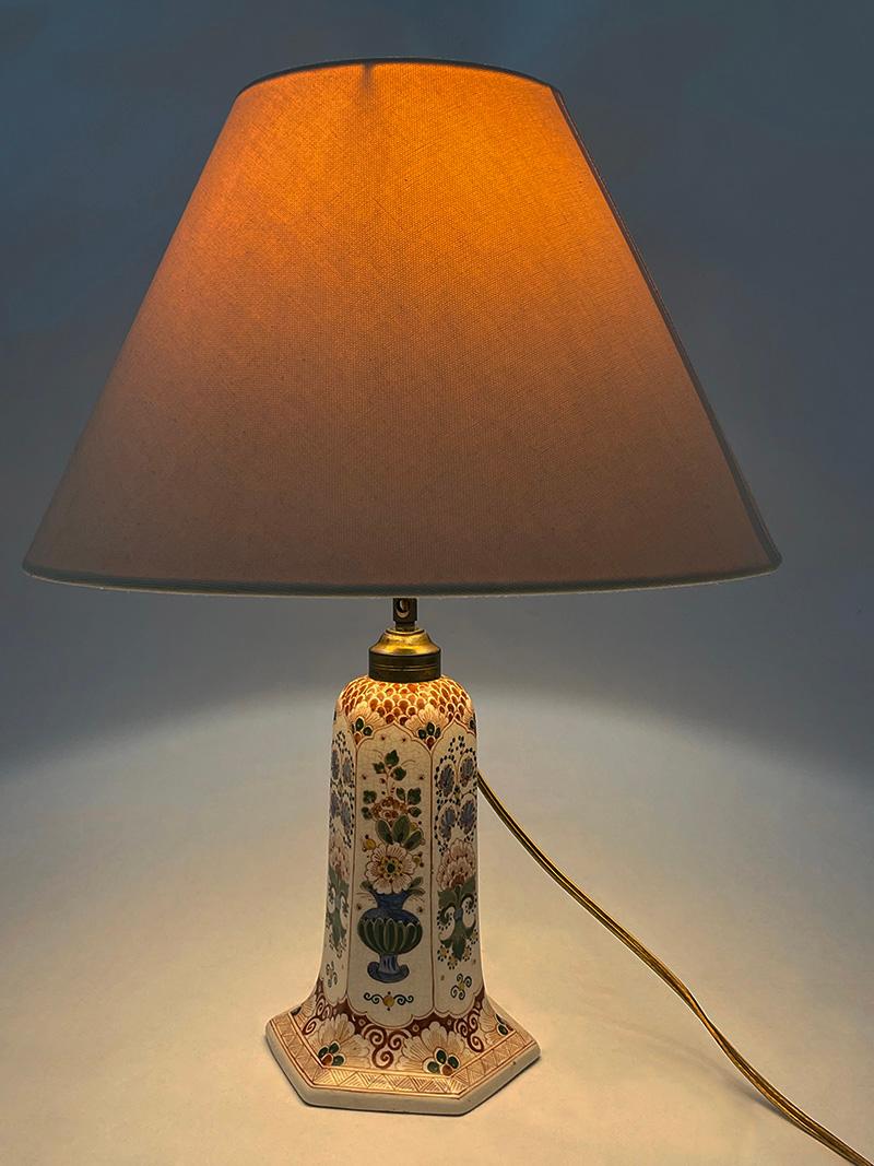 Gouda Holland pottery lamp, 1918

An Art Nouveau painted lamp base from the pottery factory Gouda Holland. A beautiful scene of flowers and a vase with flowers painted in panels. The lamp base with crackle is painted in the colors light brown,