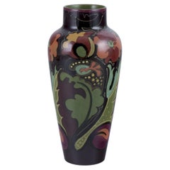 Gouda, Paesi Bassi. Vaso unico in stile Art Nouveau con motivi floreali.