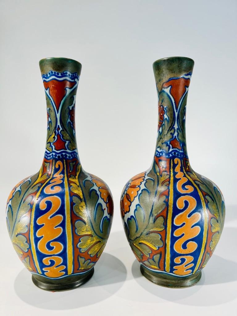 GOUDA Paar Vasen aus holländischem Porzellan mehrfarbig Art Nouveau um 1900 (Art nouveau) im Angebot