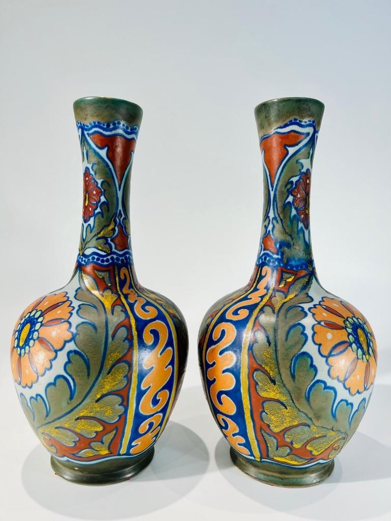 GOUDA Paar Vasen aus holländischem Porzellan mehrfarbig Art Nouveau um 1900 (Niederländisch) im Angebot