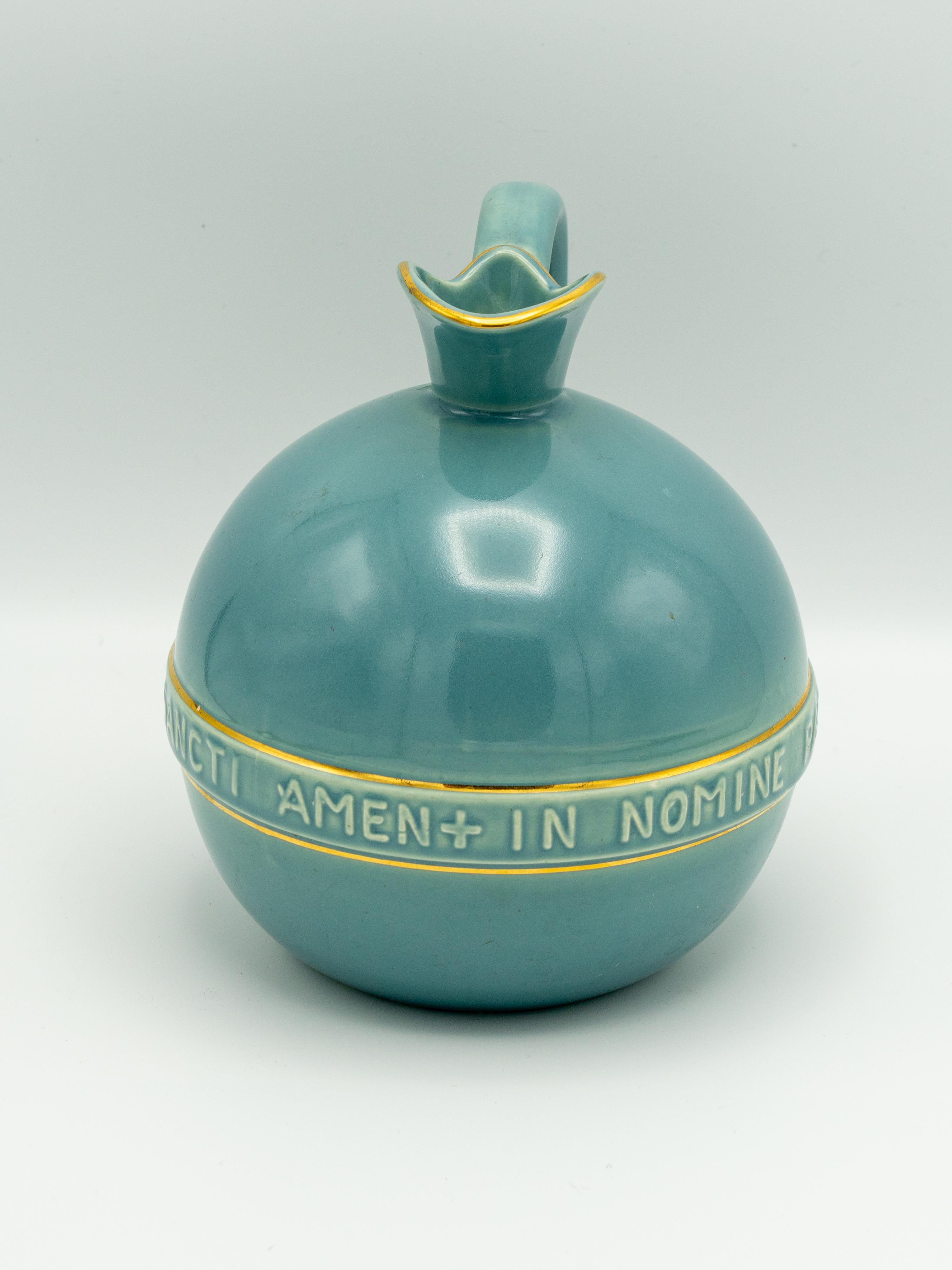 Jarra de comunión de Gouda Pottery de Hans Mengelberg, inscripción en latín, años 50 Moderno de mediados de siglo en venta