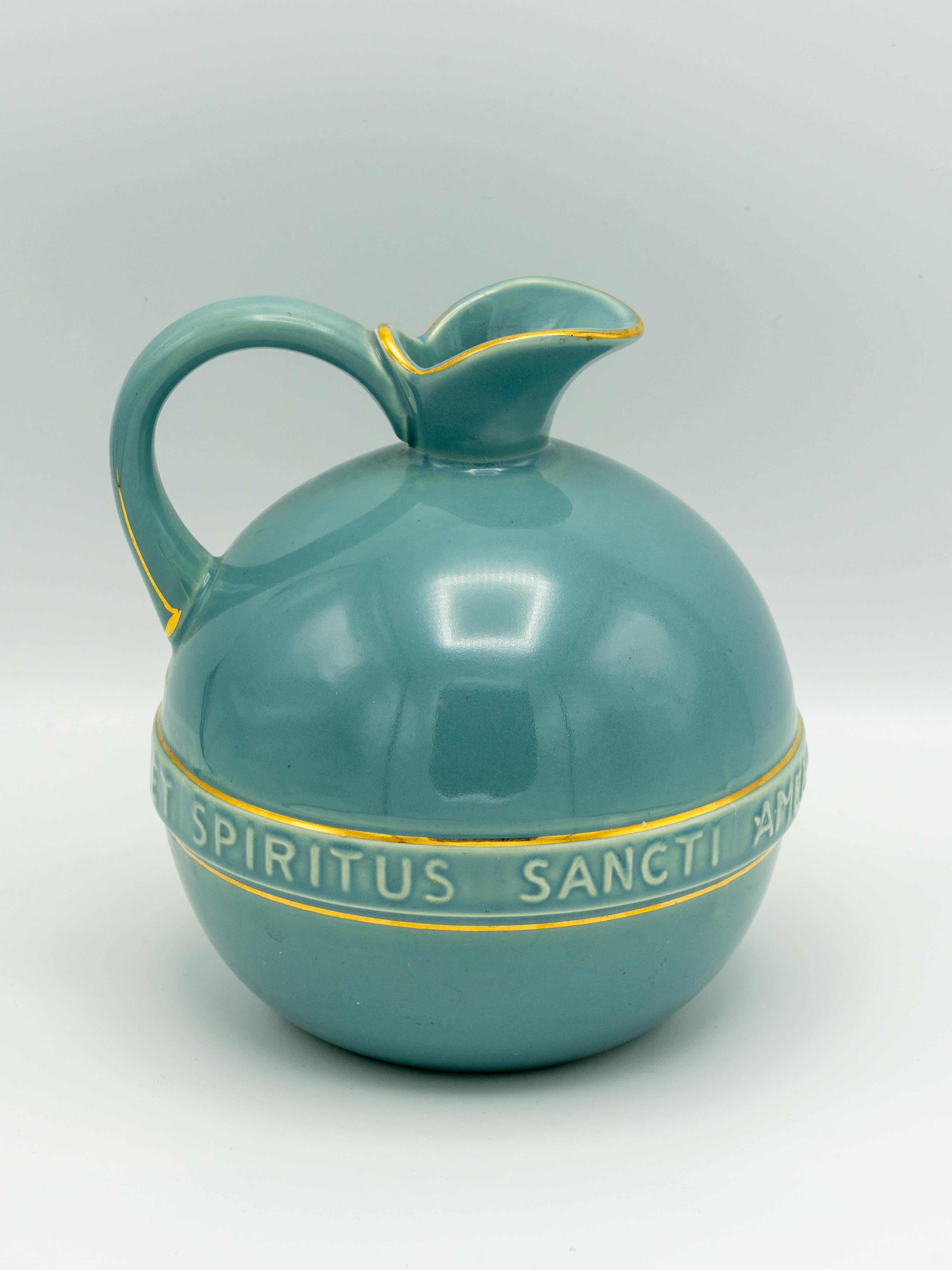 Jarra de comunión de Gouda Pottery de Hans Mengelberg, inscripción en latín, años 50 Holandés en venta