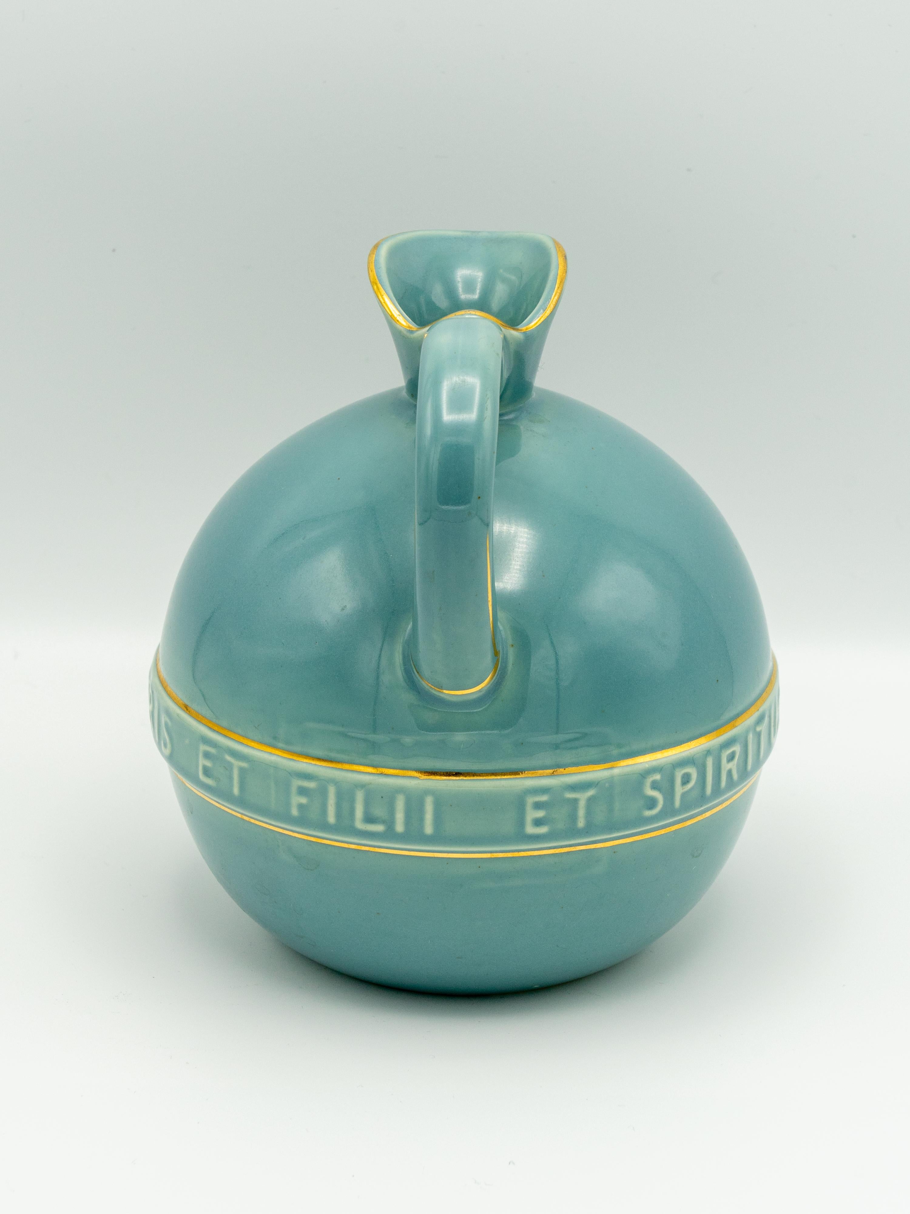 Jarra de comunión de Gouda Pottery de Hans Mengelberg, inscripción en latín, años 50 Glaseado en venta