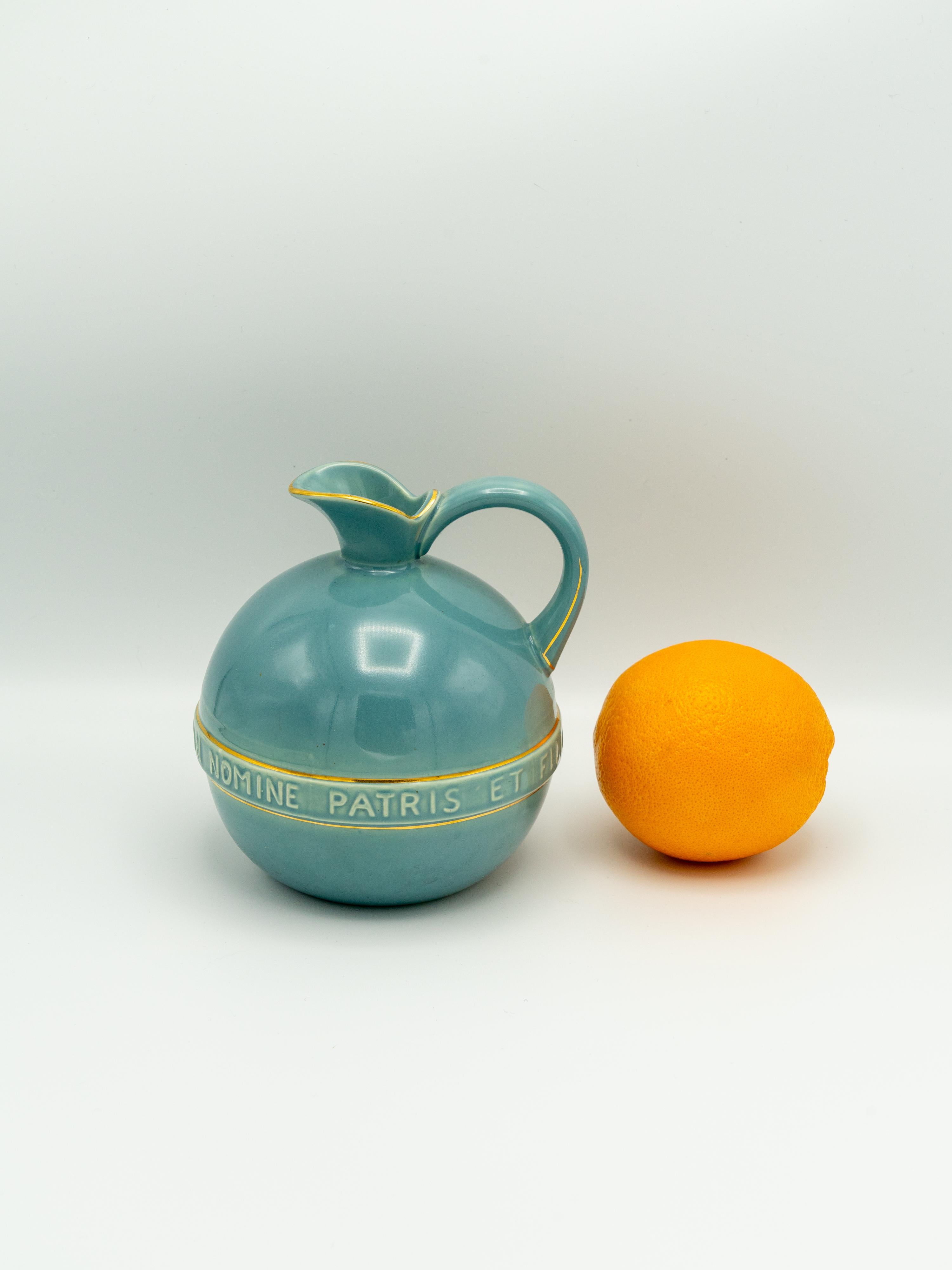 Jarra de comunión de Gouda Pottery de Hans Mengelberg, inscripción en latín, años 50 en Bueno estado para la venta en AMSTERDAM, NL