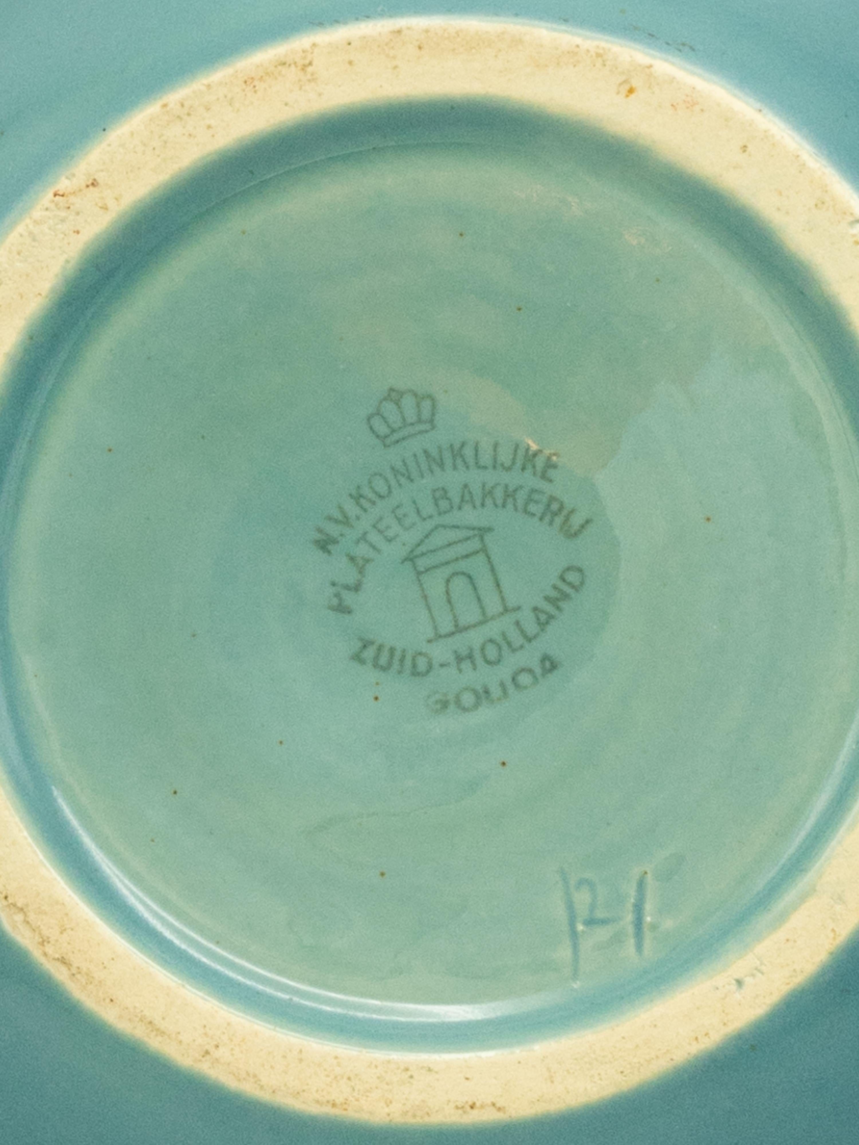 Jarra de comunión de Gouda Pottery de Hans Mengelberg, inscripción en latín, años 50 mediados del siglo XX en venta
