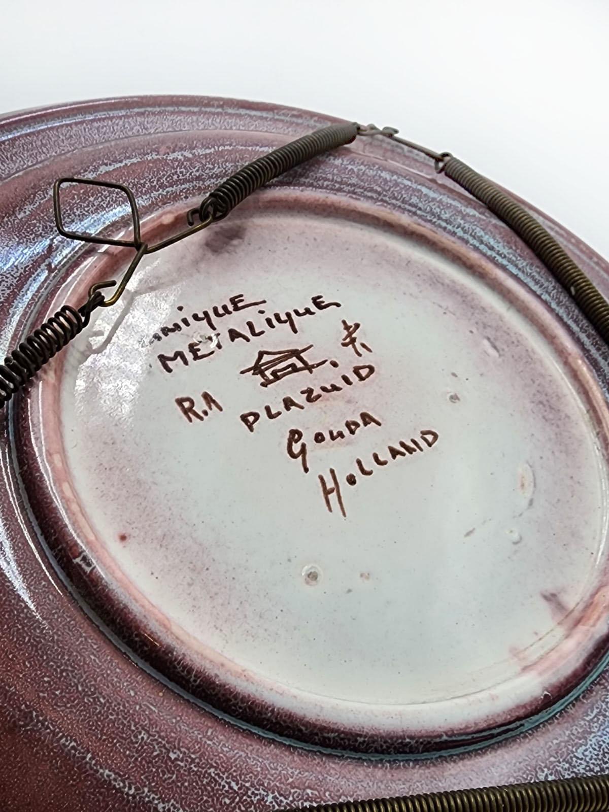 Fatto a mano Piatto olandese vintage di Gouda Pottery in vendita