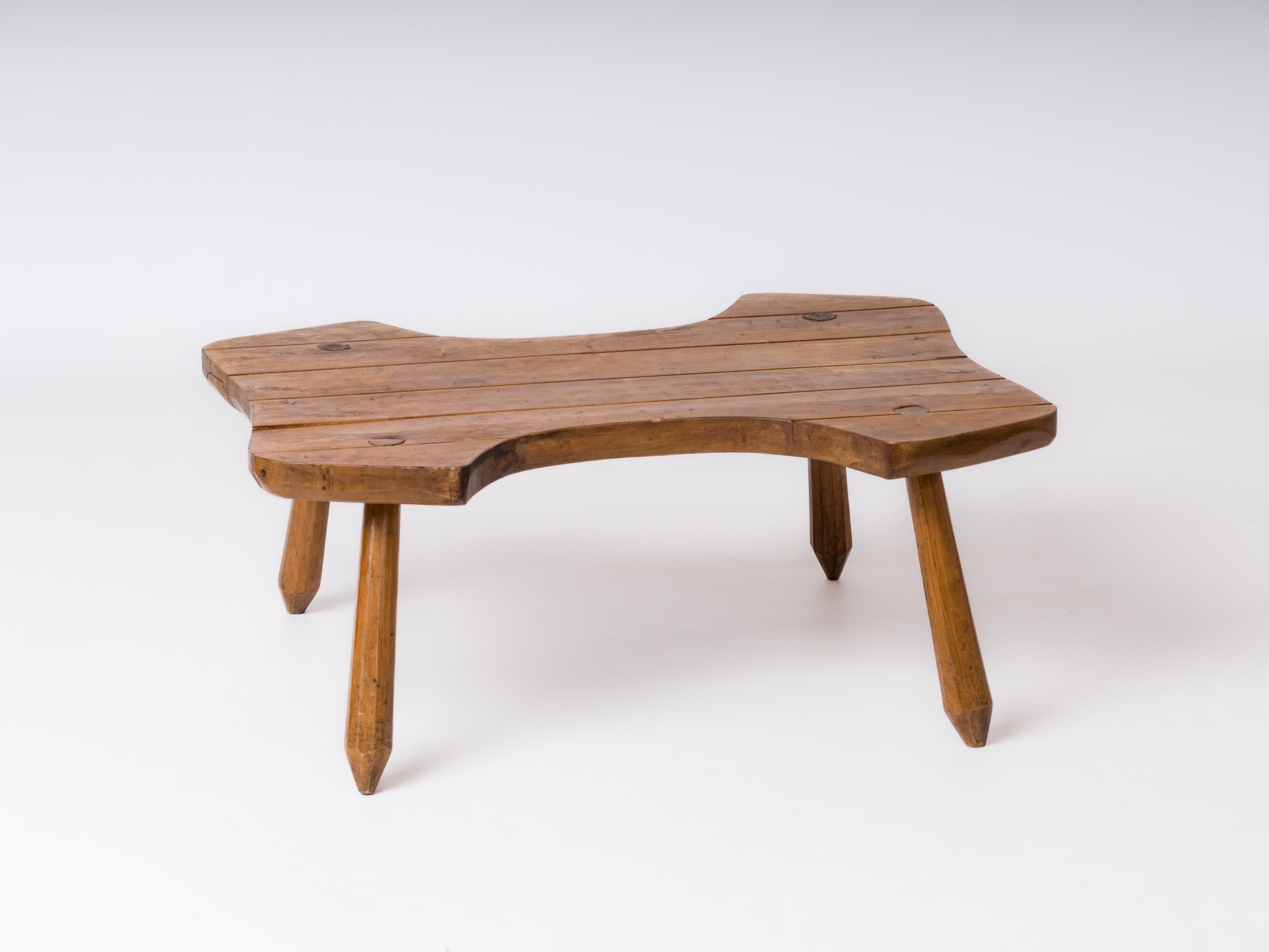 Table basse graphique en hêtre massif dans le style des Ateliers de Marolles.
Assemblage sans clou ni vis. Lattes supérieures sculptées.
Bon état vintage.
Cette table est expédiée depuis la France et peut être renvoyée soit en France, soit dans un