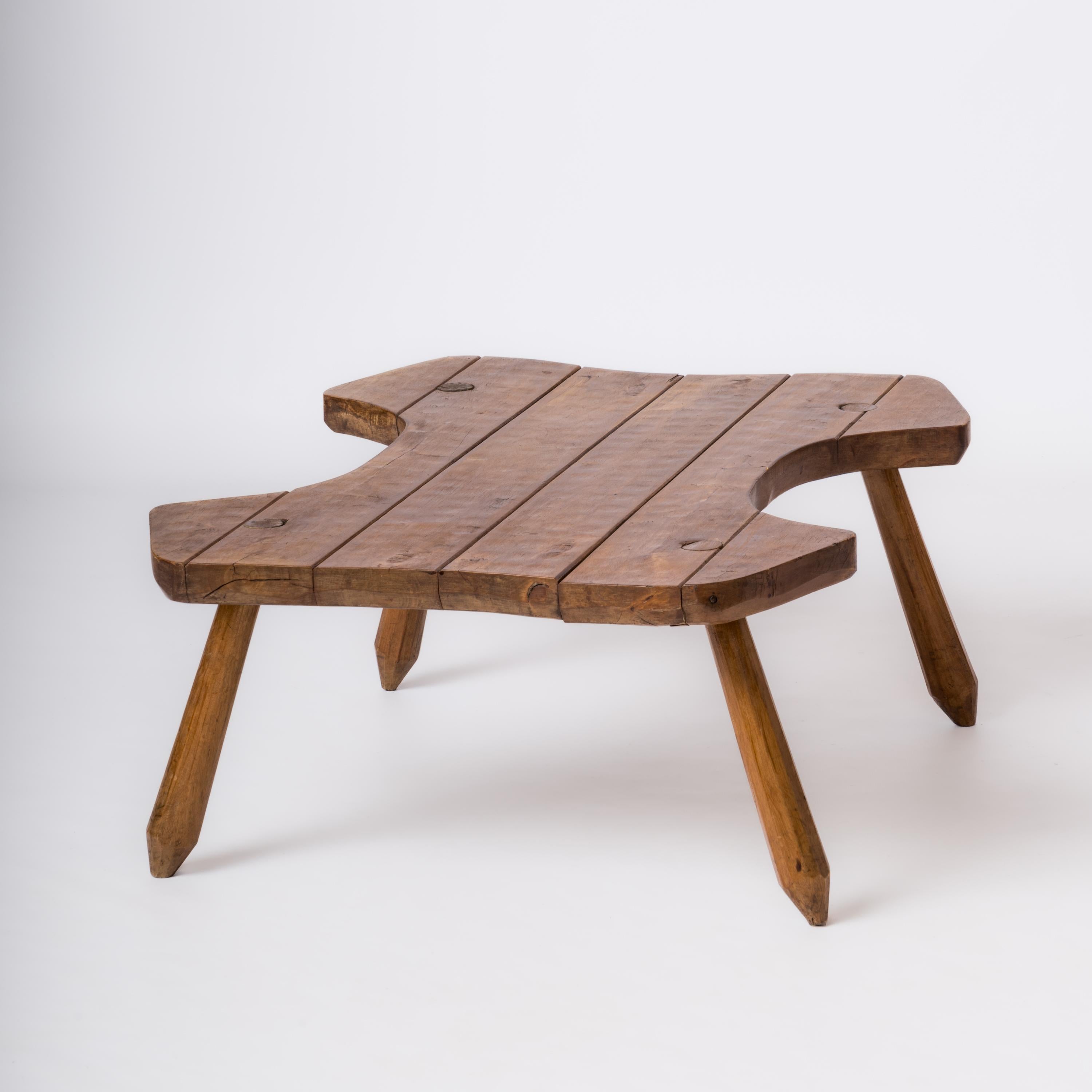Table basse brutaliste en hêtre dans le style de Marolles - France années 1970 État moyen - En vente à New York, NY