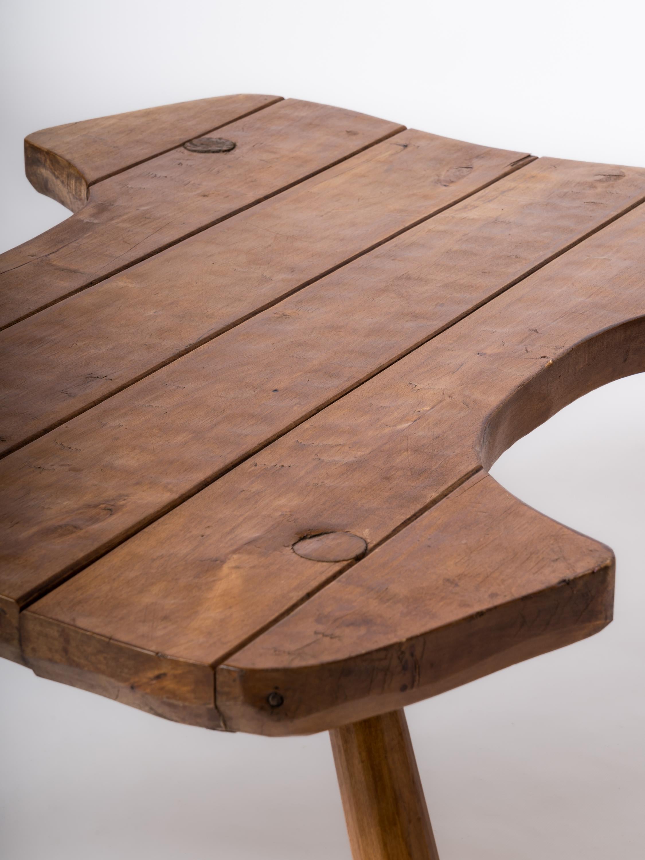 Table basse brutaliste en hêtre dans le style de Marolles - France années 1970 en vente 1