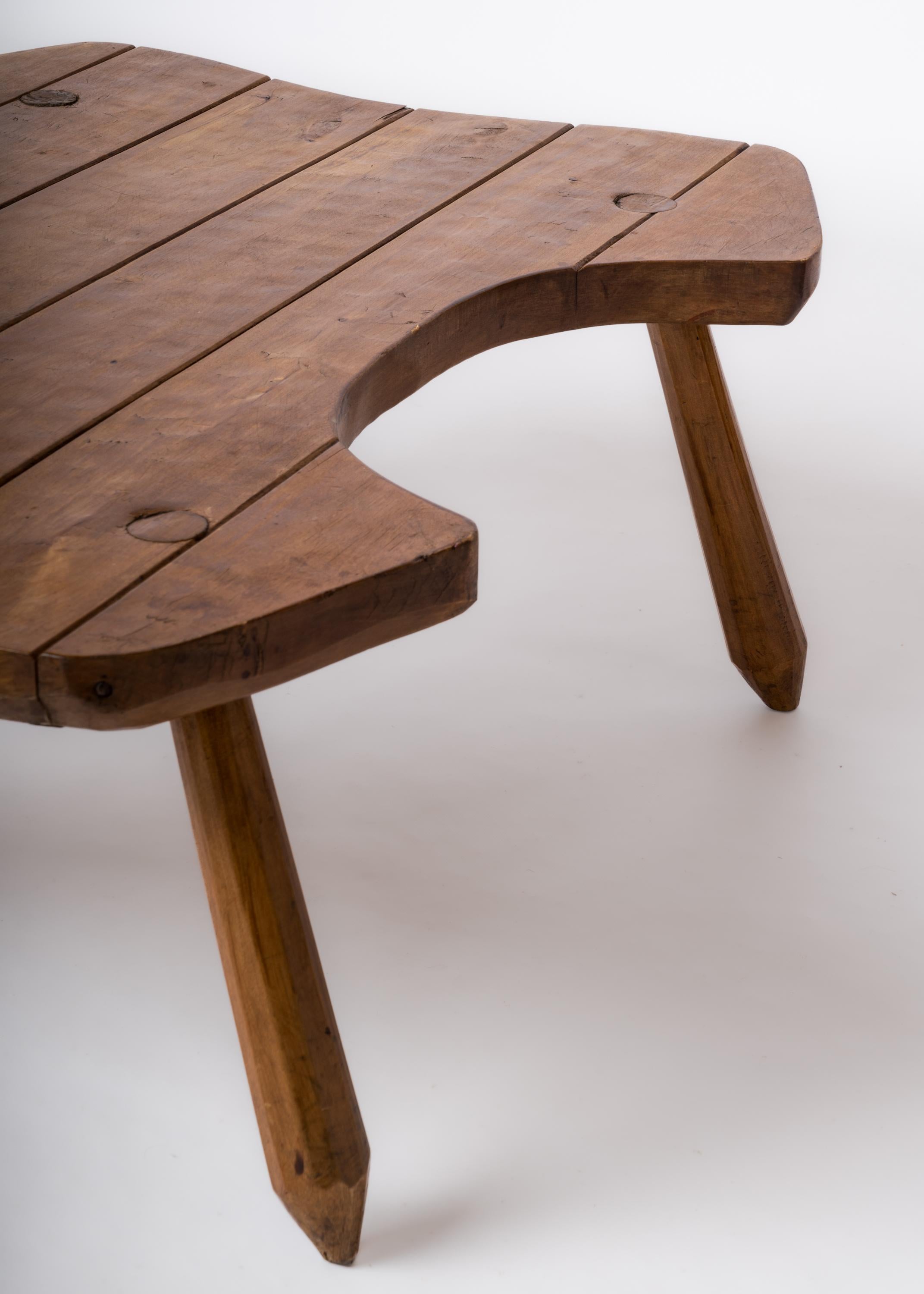 Table basse brutaliste en hêtre dans le style de Marolles - France années 1970 en vente 2